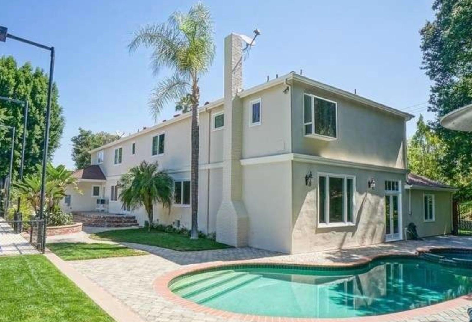 House with full court — photo 7