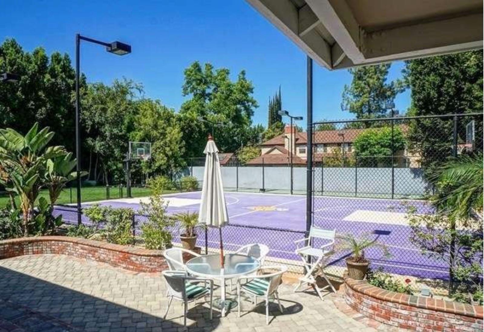 House with full court — photo 8