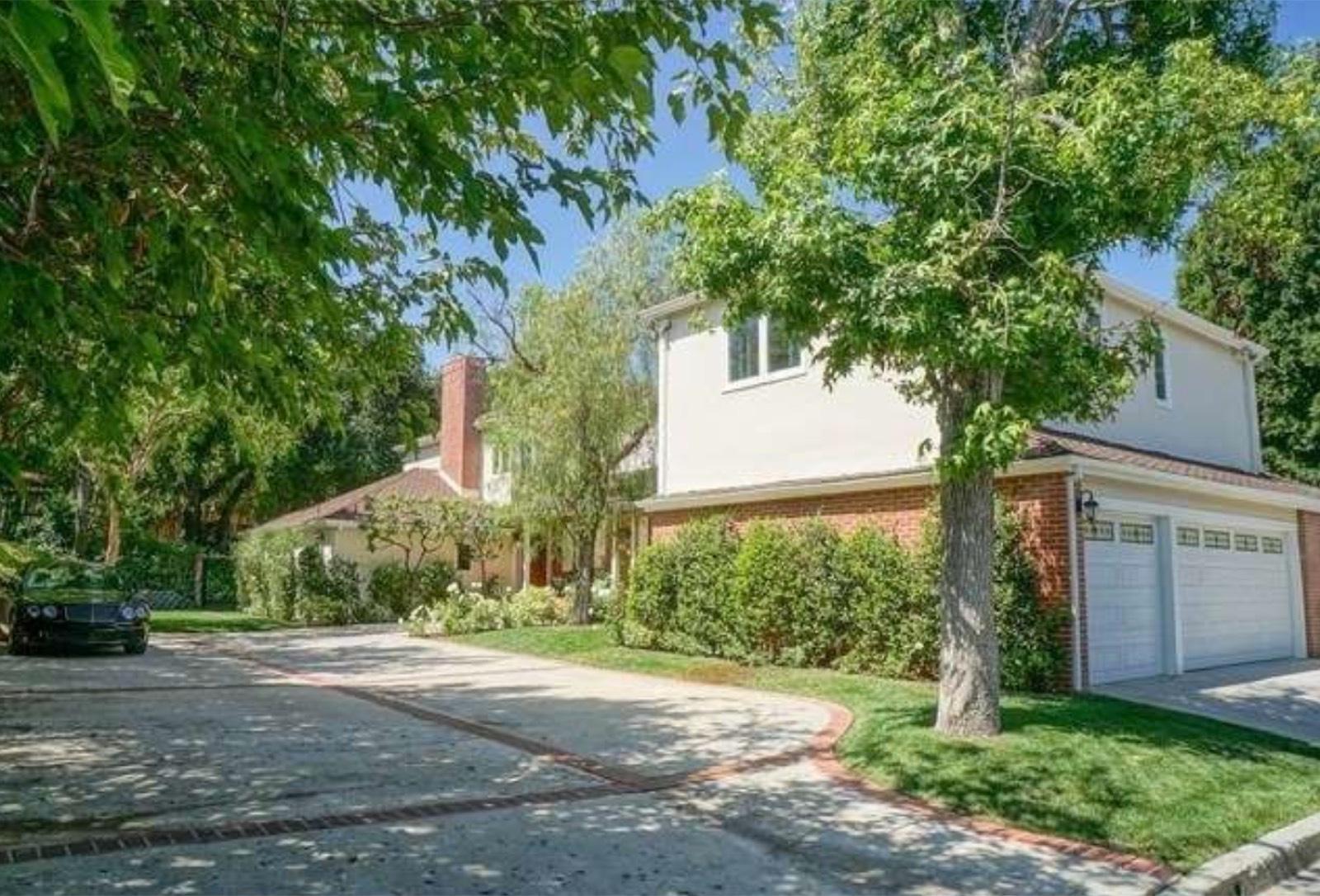 House with full court — photo 9