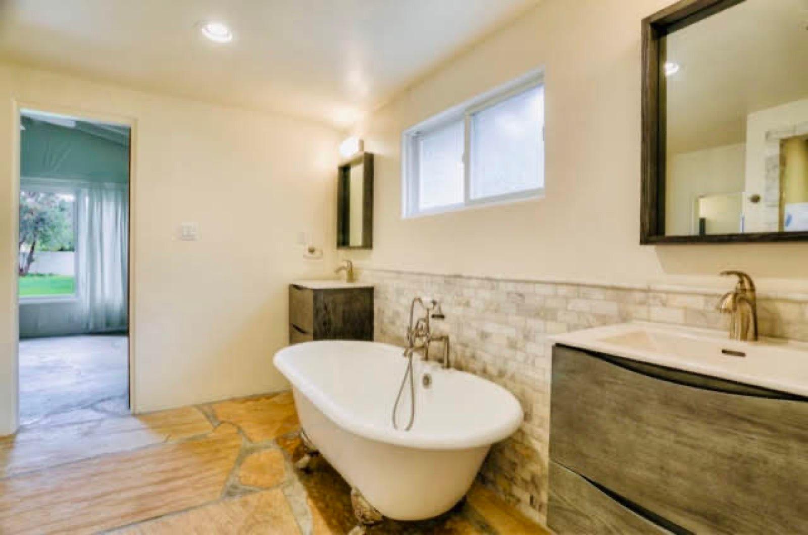 Hoyt Woodland Hills House — photo 12