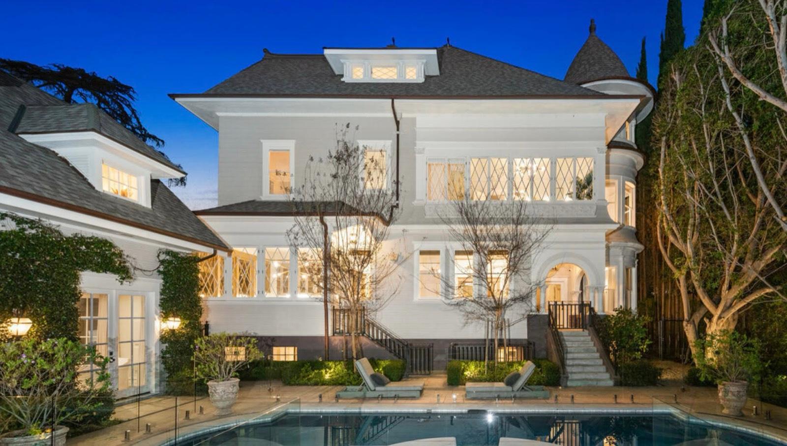 HP's Victorian Classic Mansion — photo 2