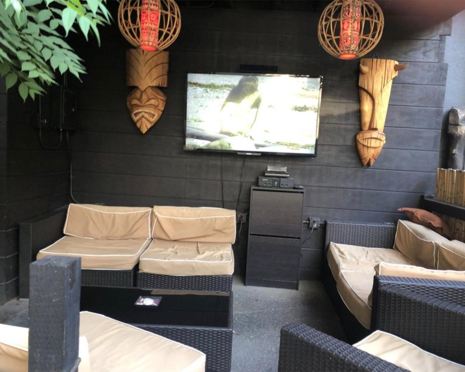 I's tiki bar — photo 1