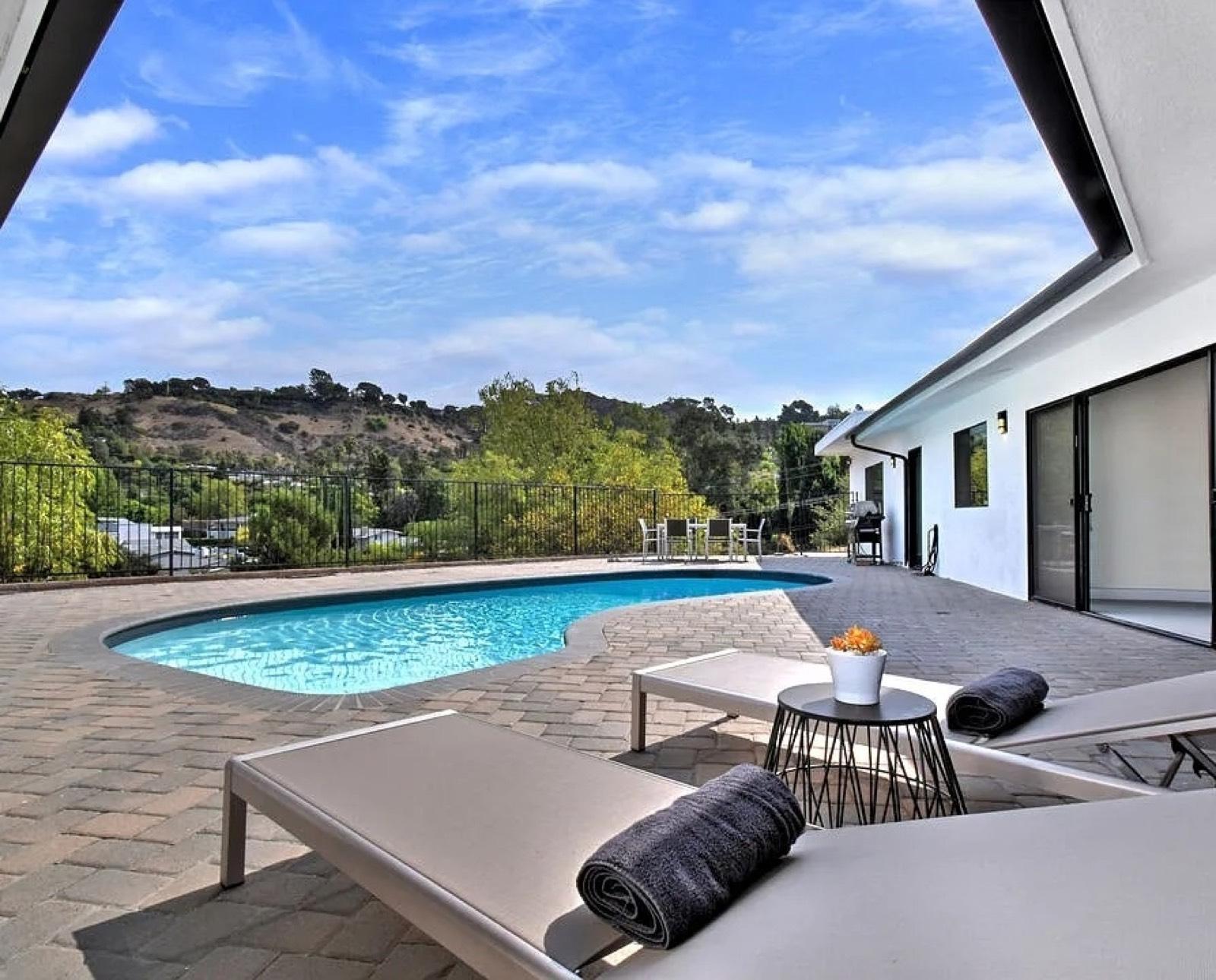 Ians Dona Mod House w Theater — photo 3