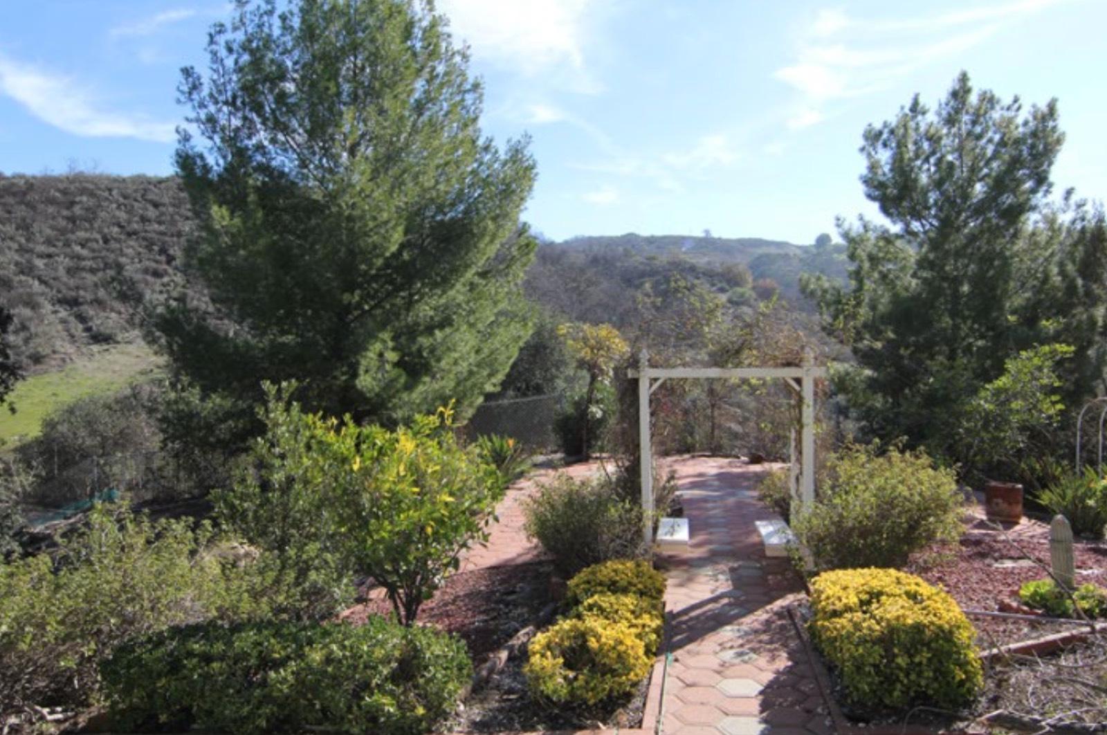 J Mod Woodland Hills House — photo 10
