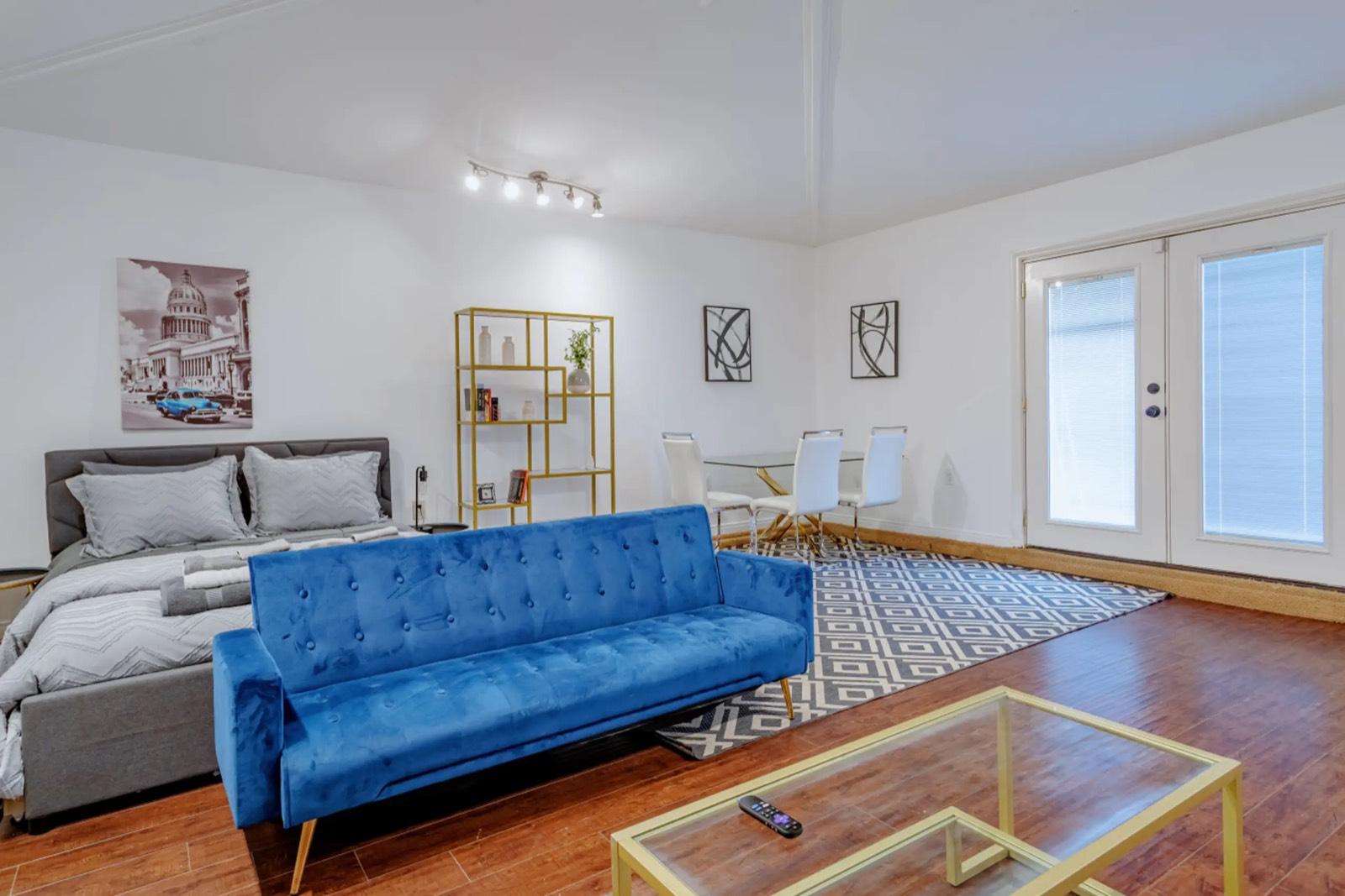 J's Cozy Leghorn Home and Jacuzzi — photo 2