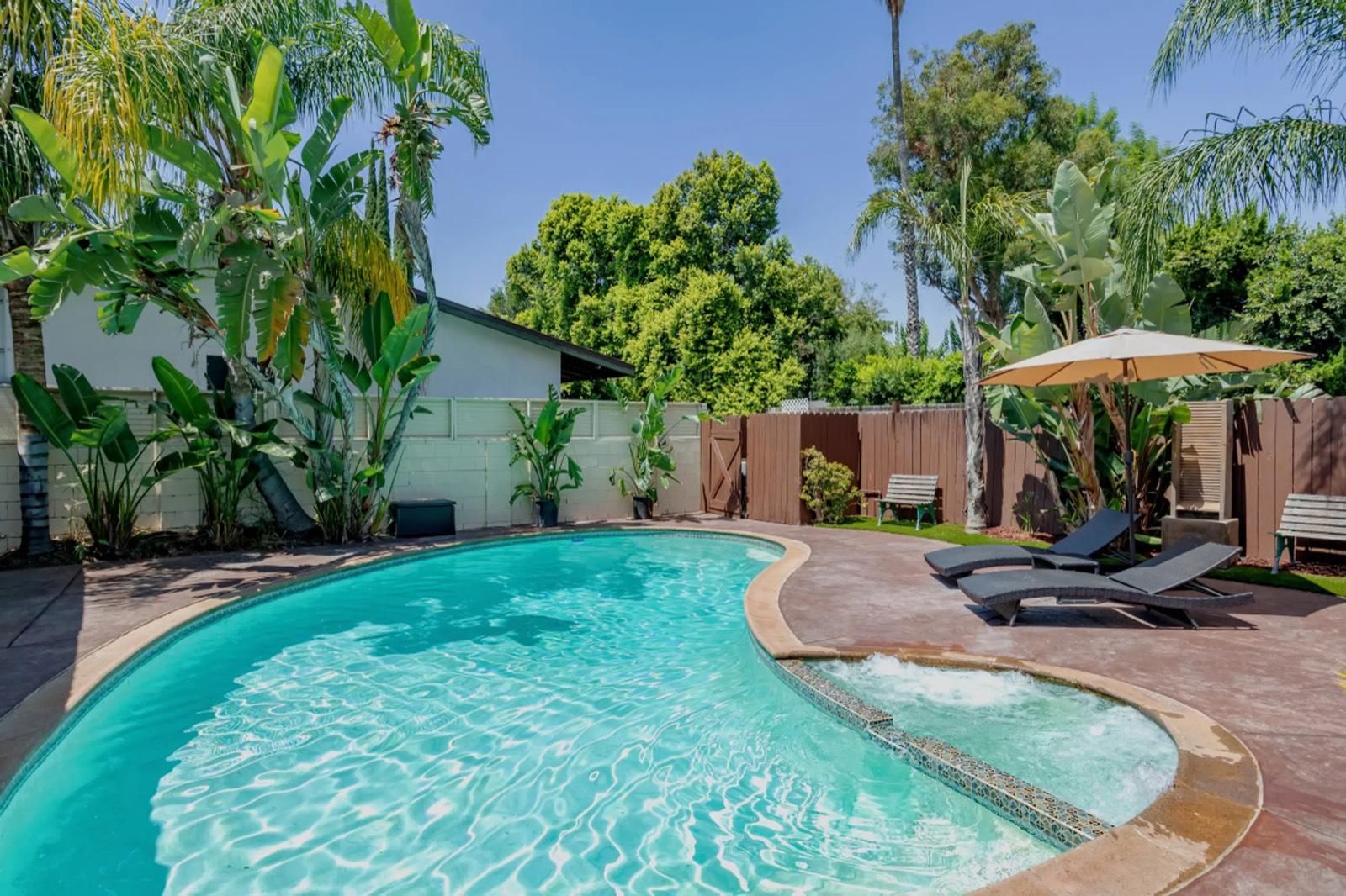J's Cozy Leghorn Home and Jacuzzi — photo 1