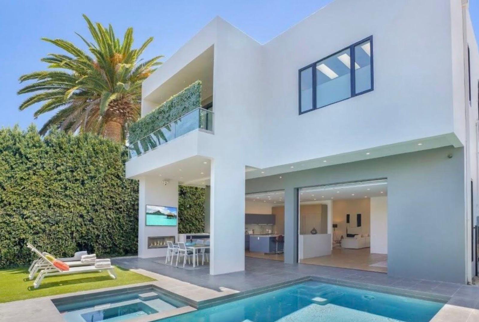 J's Modern Bonita Home — photo 1