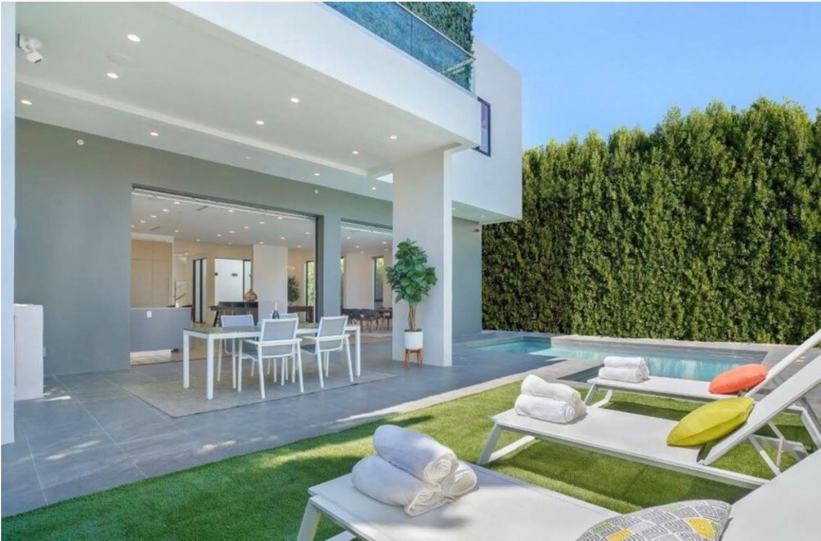 J's Modern Bonita Home — photo 2