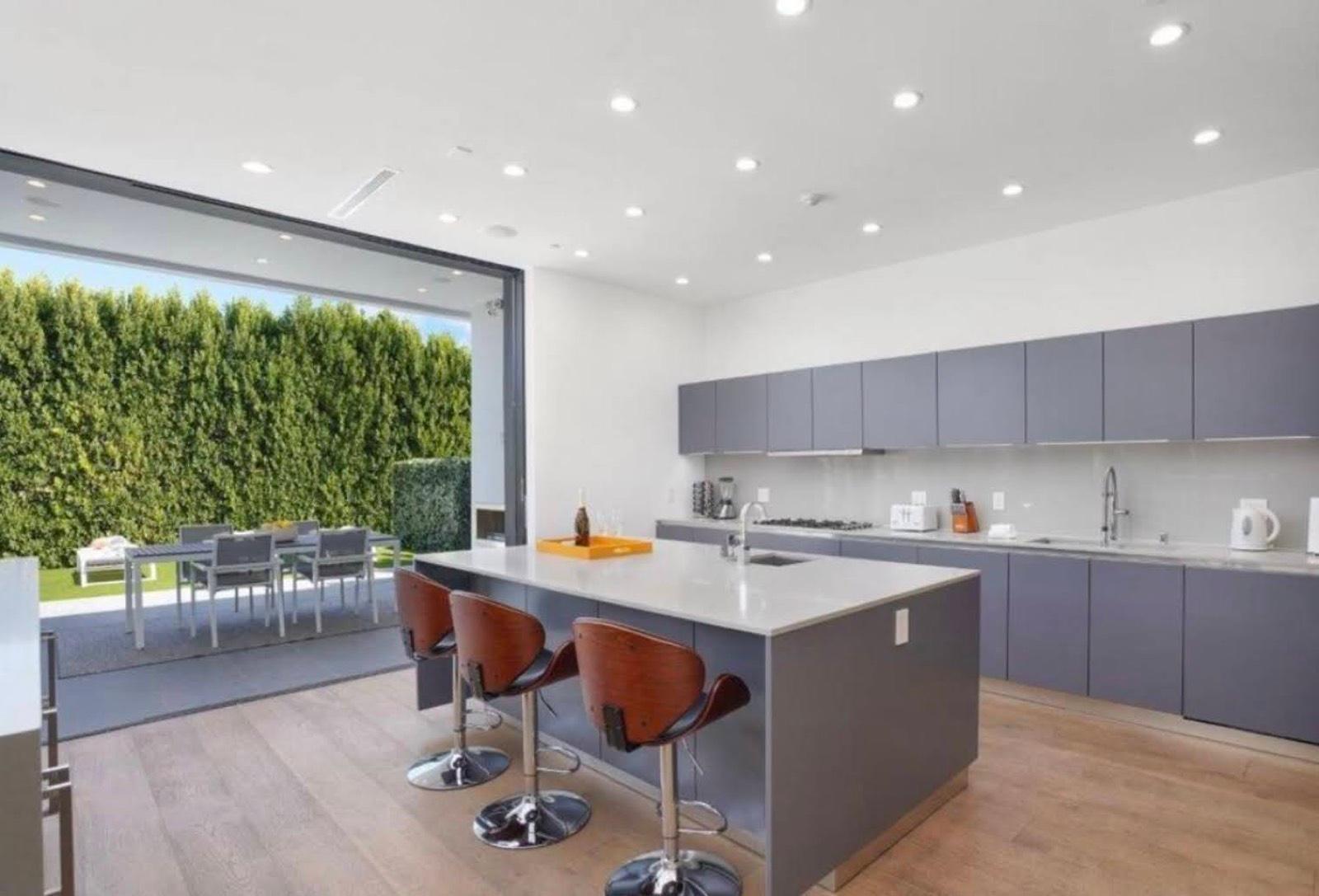 J's Modern Bonita Home — photo 10
