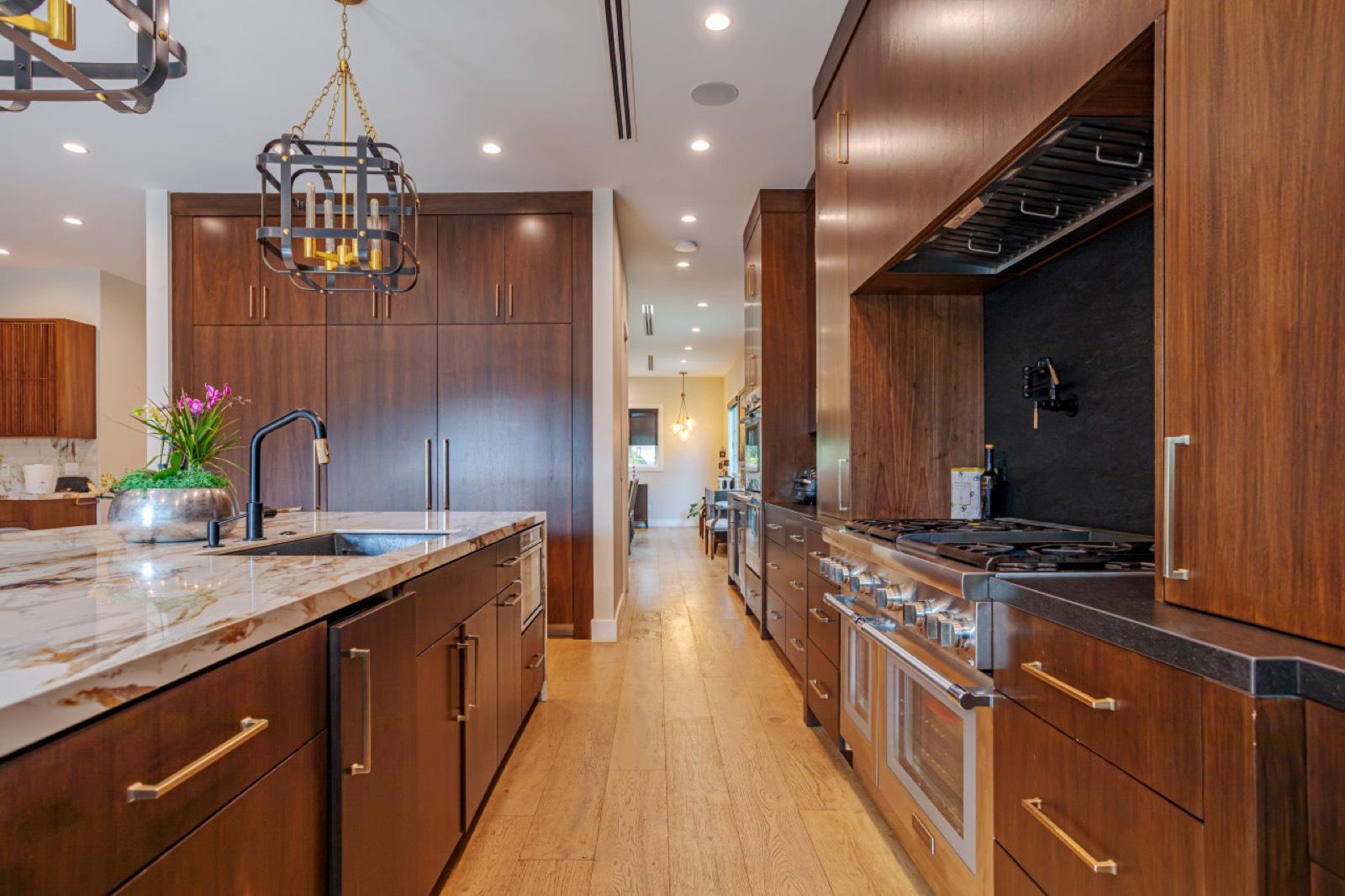 Jason’s Sherman oaks home — photo 11