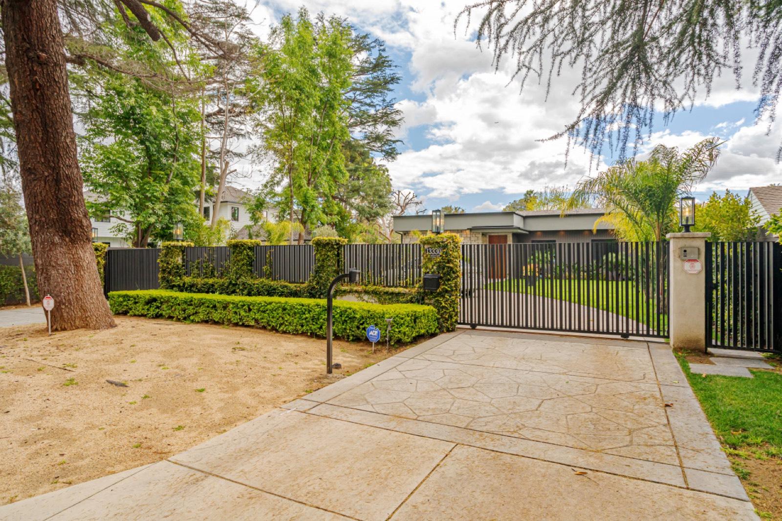 Jason’s Sherman oaks home — photo 7