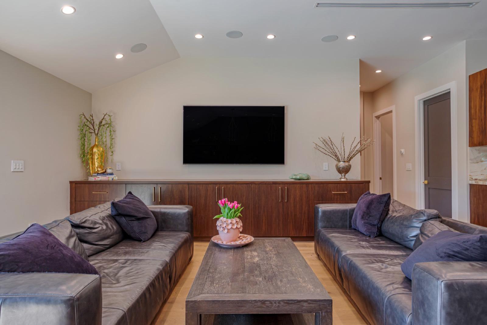 Jason’s Sherman oaks home — photo 8