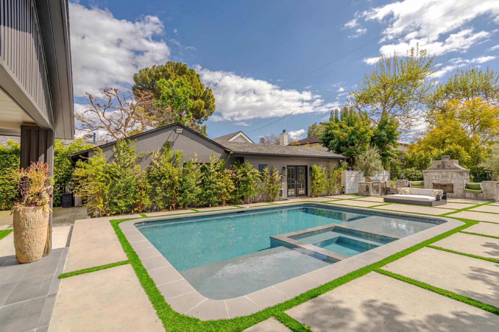 Jason’s Sherman oaks home — photo 10