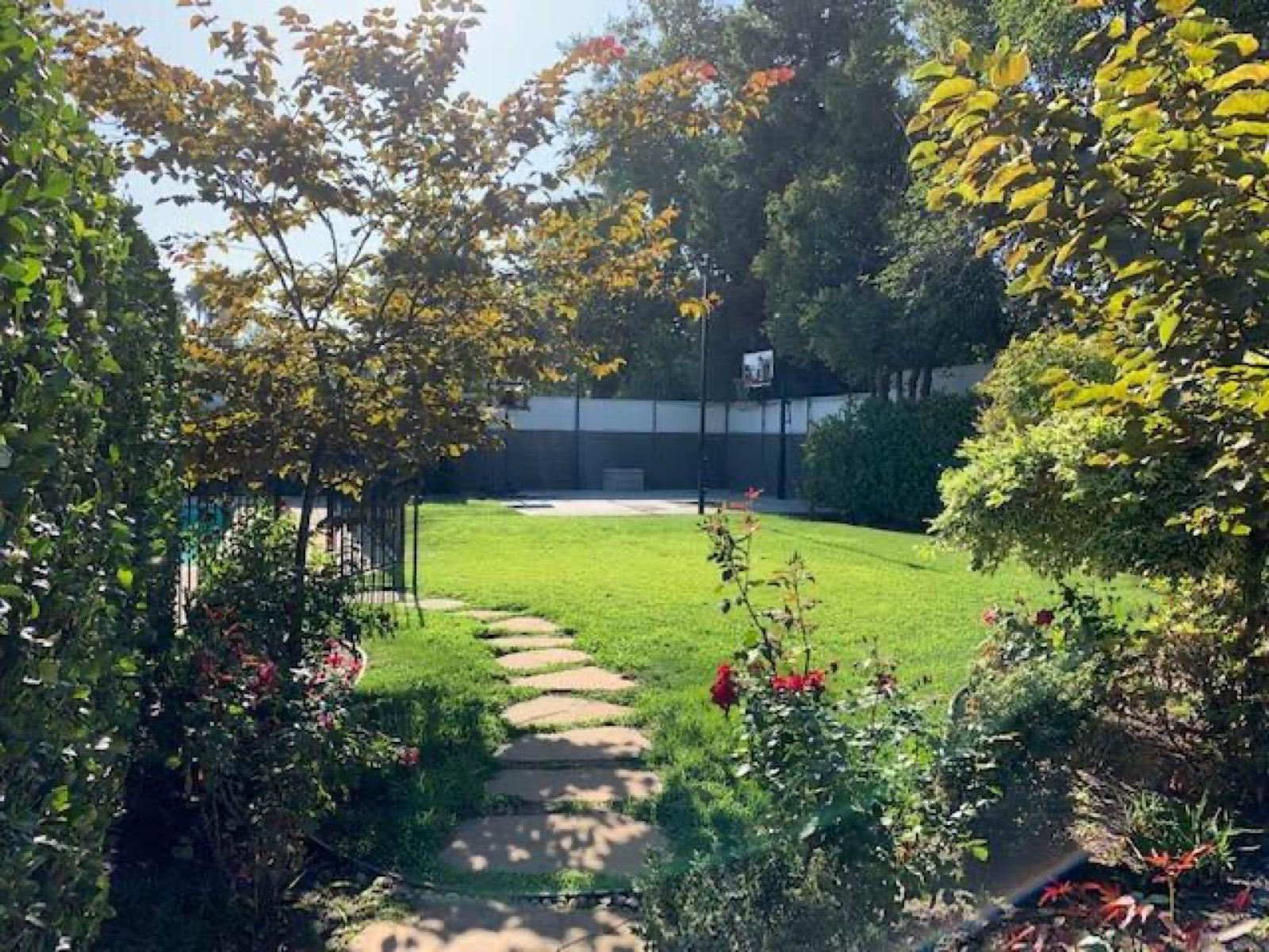 Jenifer Woodland Hills House — photo 2