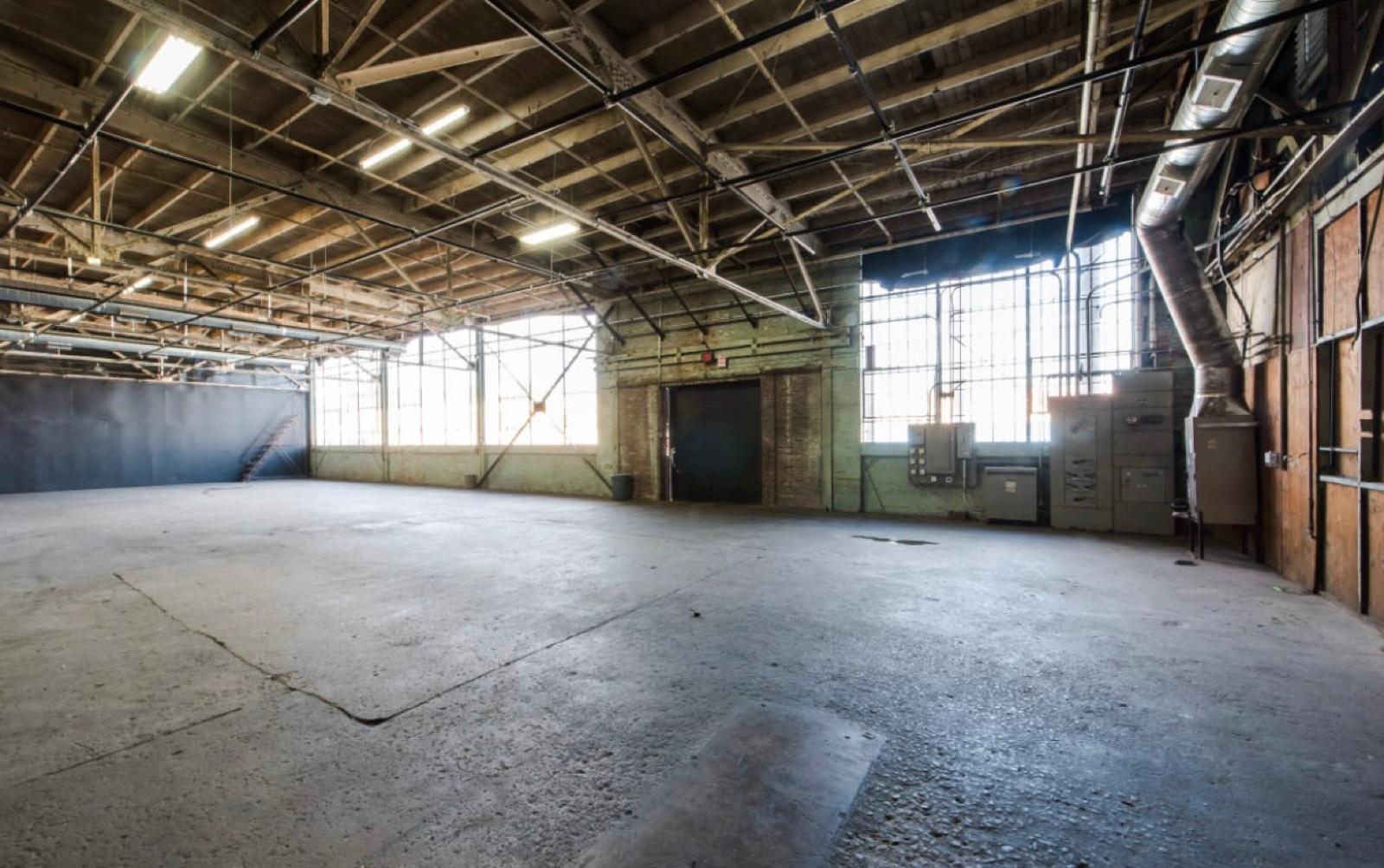 JE's Gritty Warehouse — photo 1