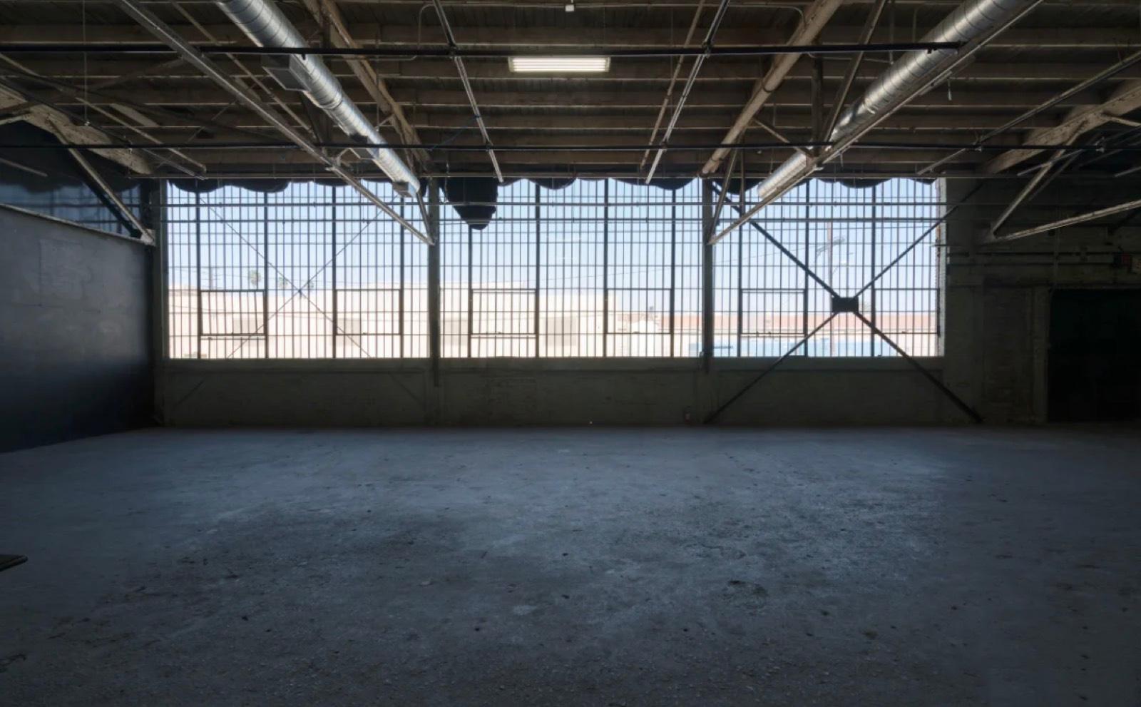 JE's Gritty Warehouse — photo 4