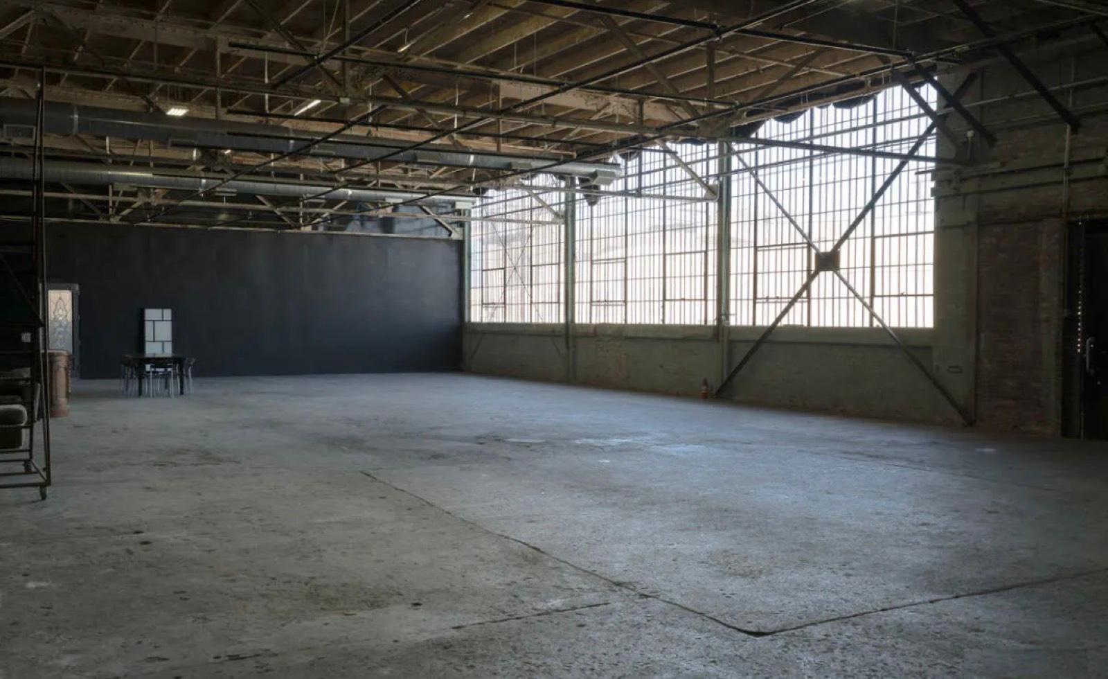 JE's Gritty Warehouse — photo 5