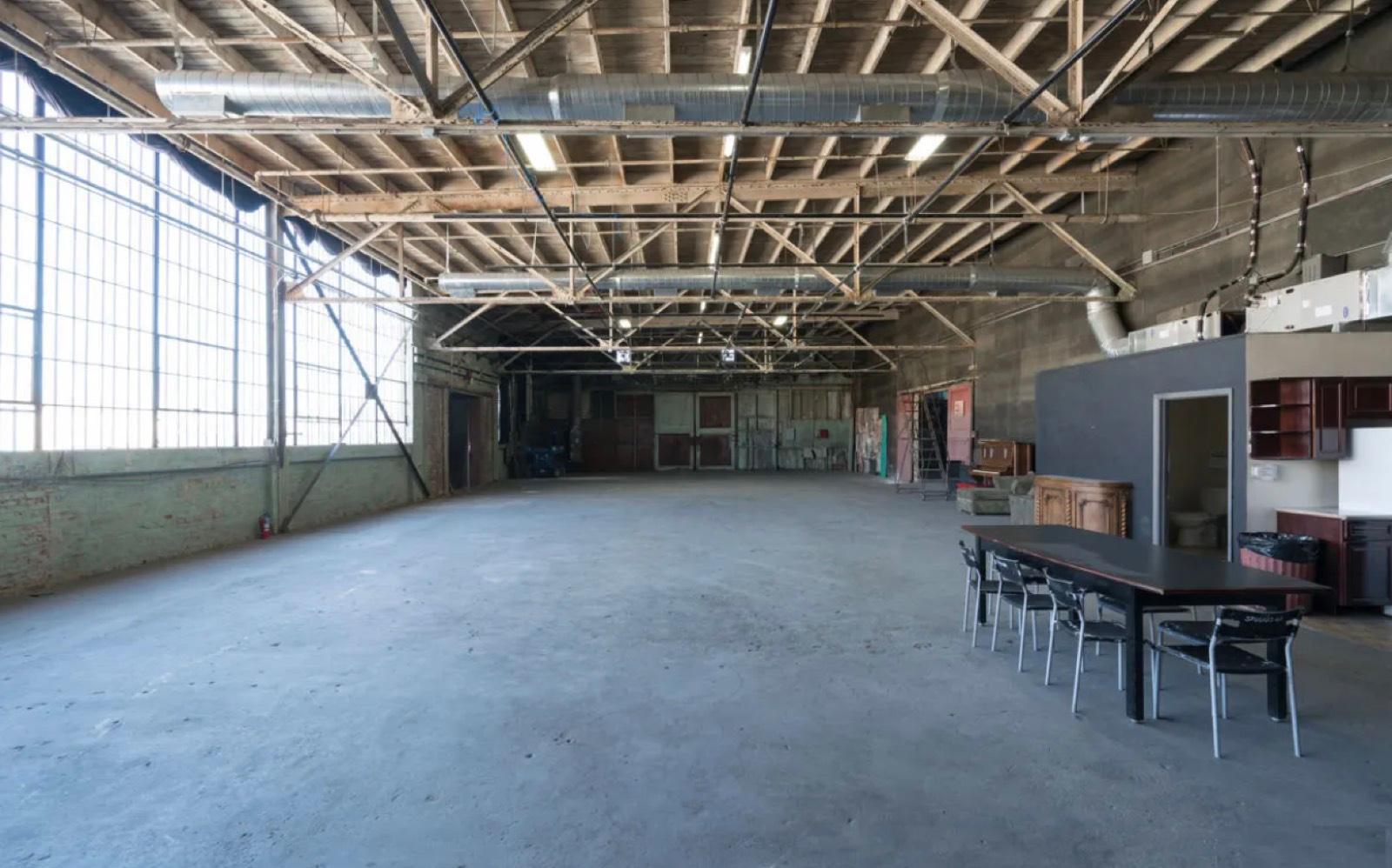 JE's Gritty Warehouse — photo 6