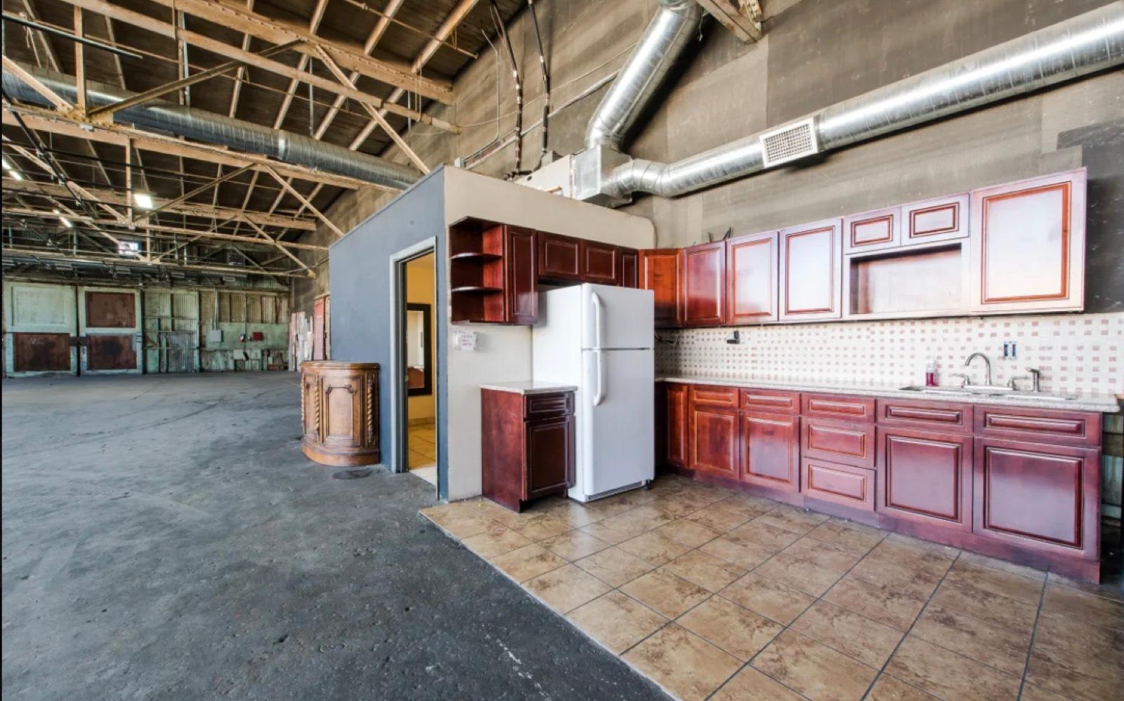 JE's Gritty Warehouse — photo 9