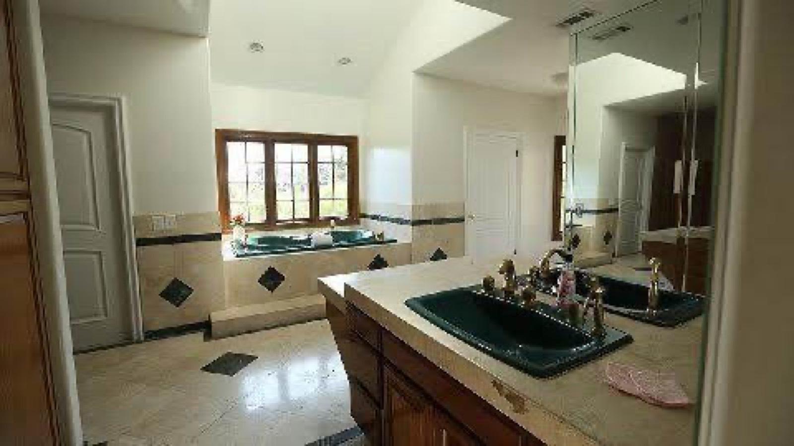 Jills Calabassas Mansion — photo 8