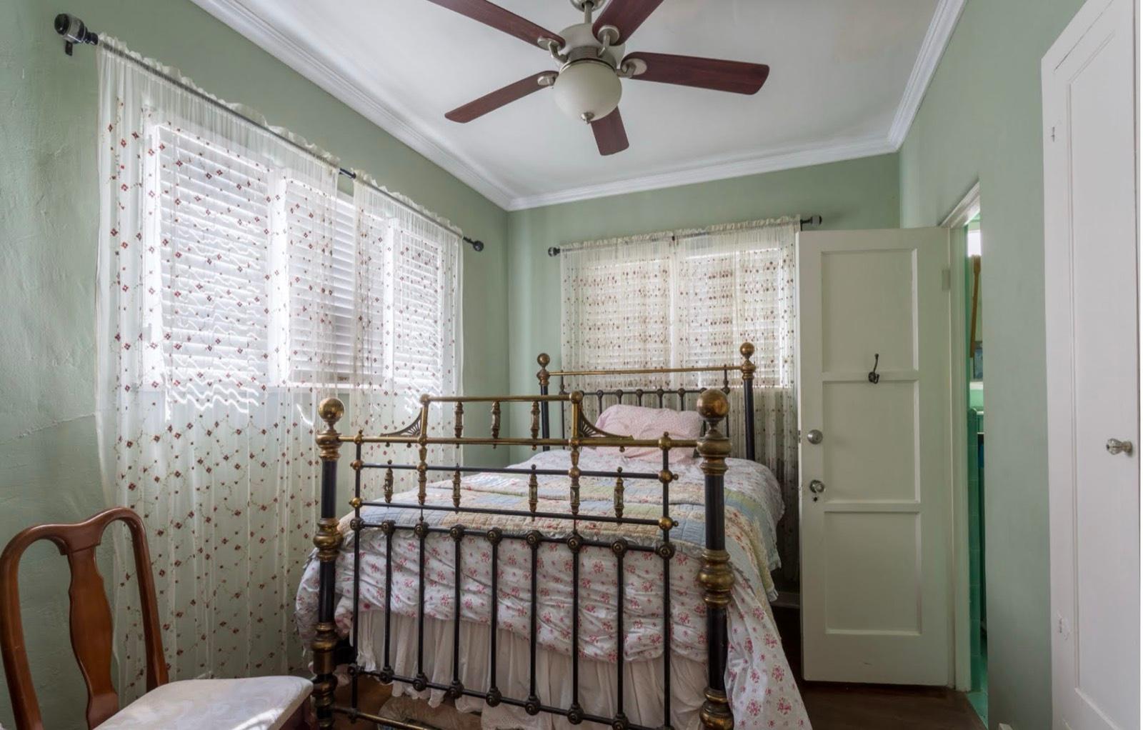 JM's Classic Spanish Apartment 11203 — photo 11