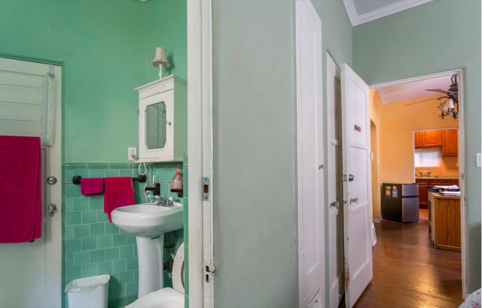 JM's Classic Spanish Apartment 11203 — photo 12