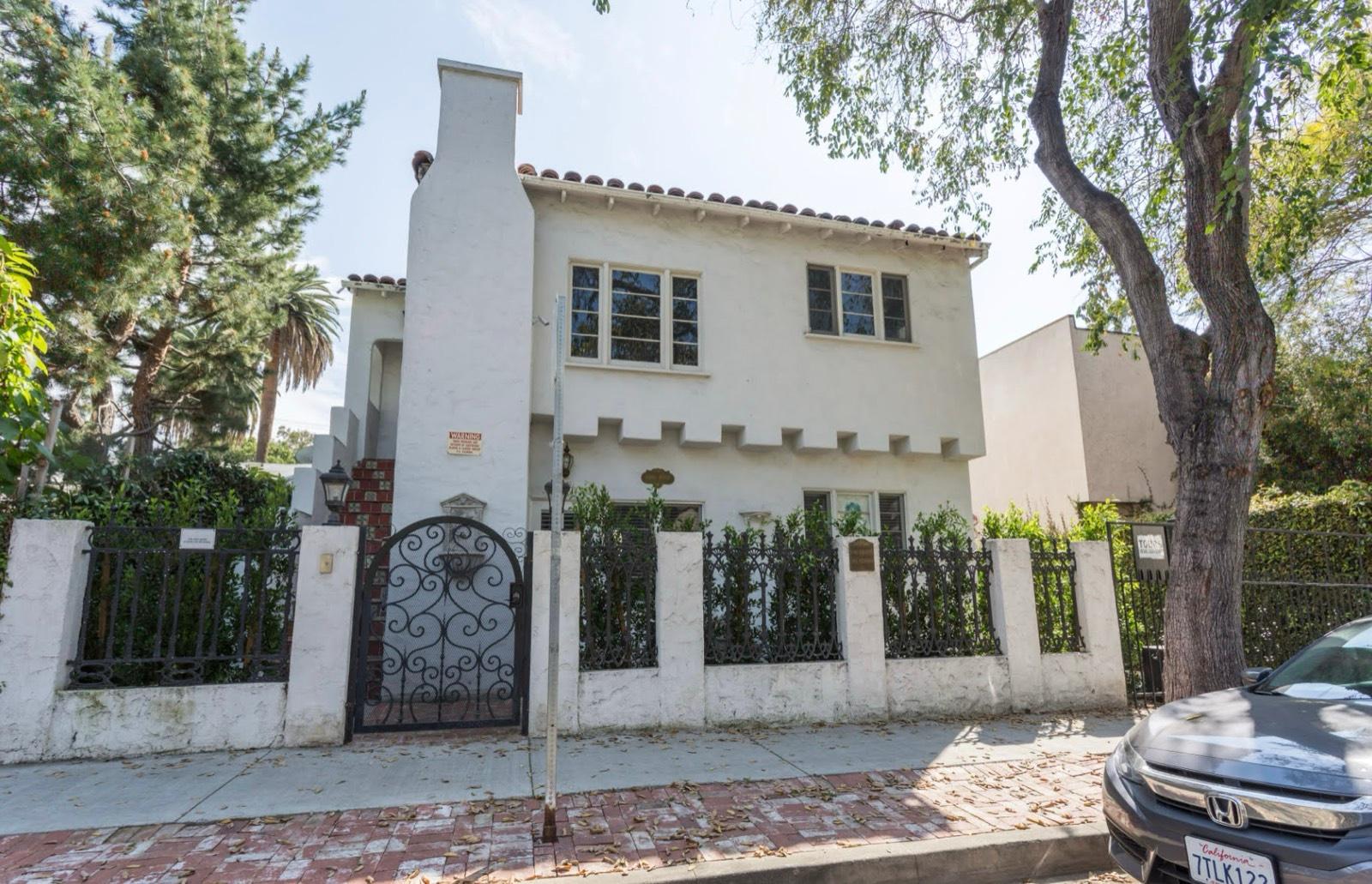 JM's Classic Spanish Apartment 11203 — photo 1