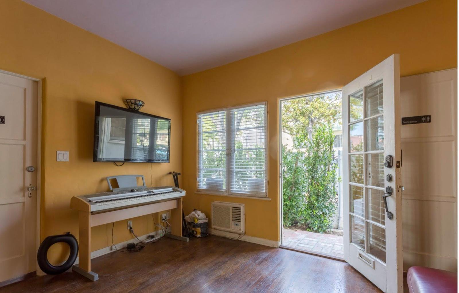 JM's Classic Spanish Apartment 11203 — photo 6