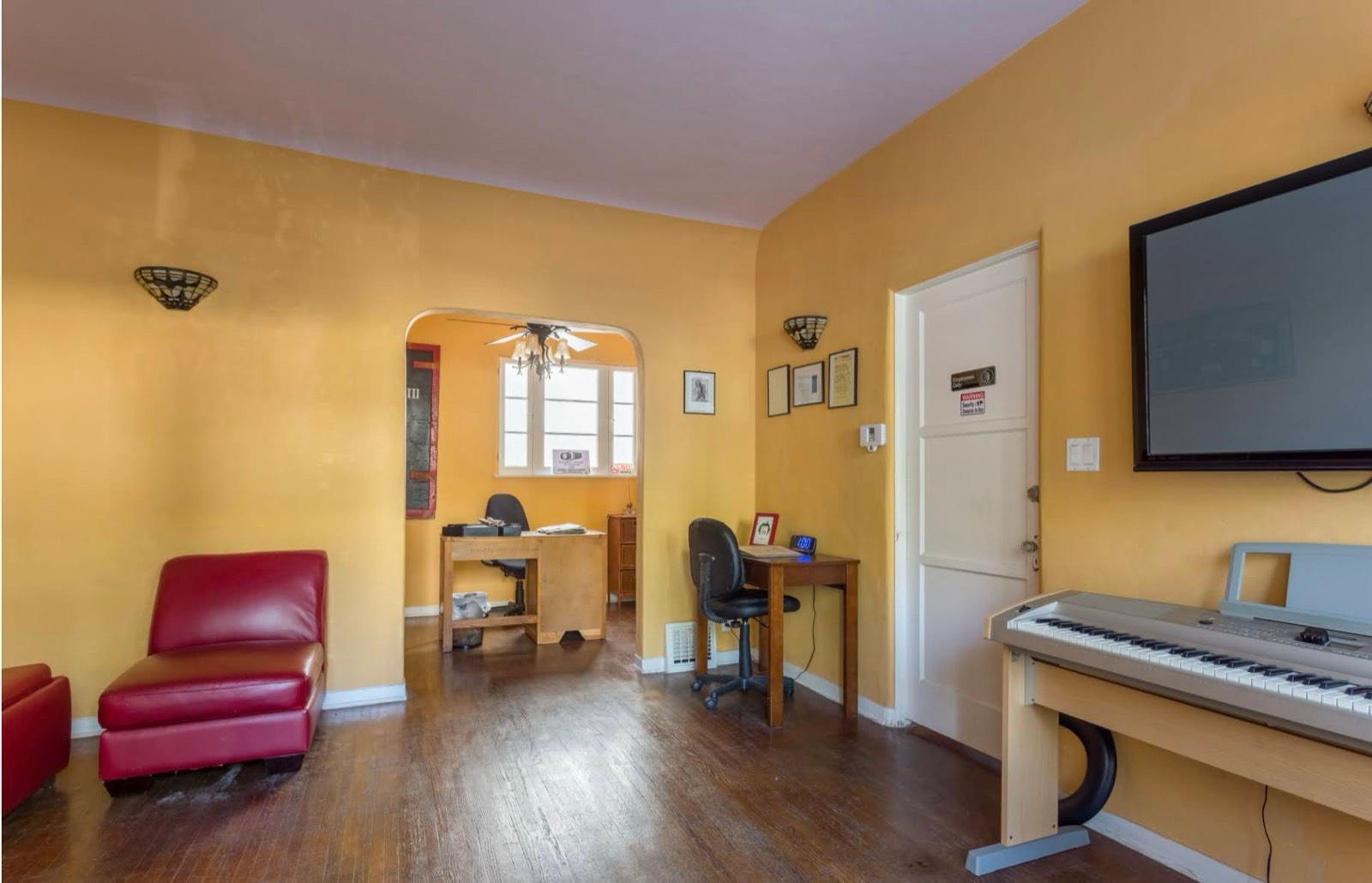 JM's Classic Spanish Apartment 11203 — photo 7