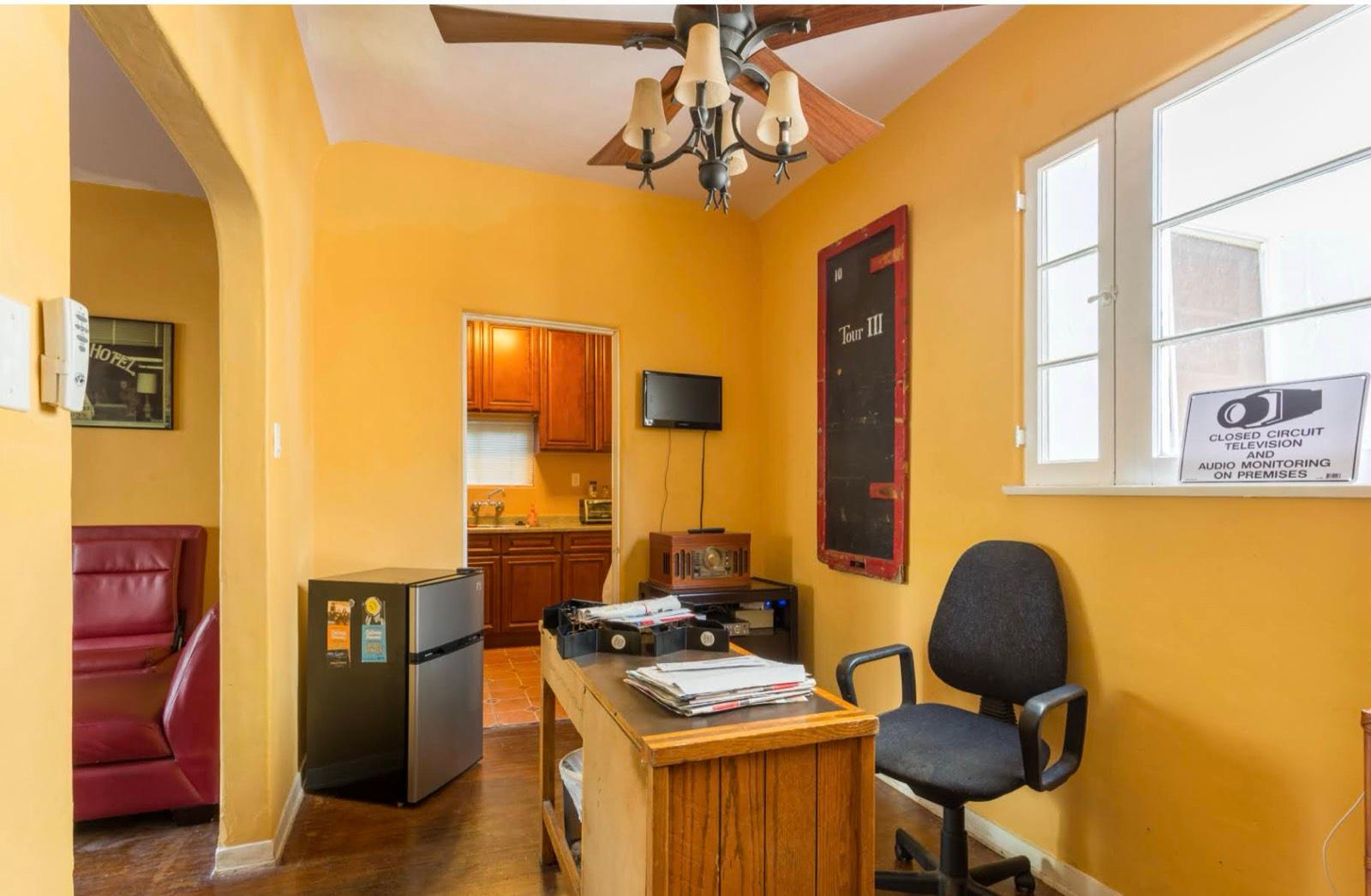 JM's Classic Spanish Apartment 11203 — photo 10