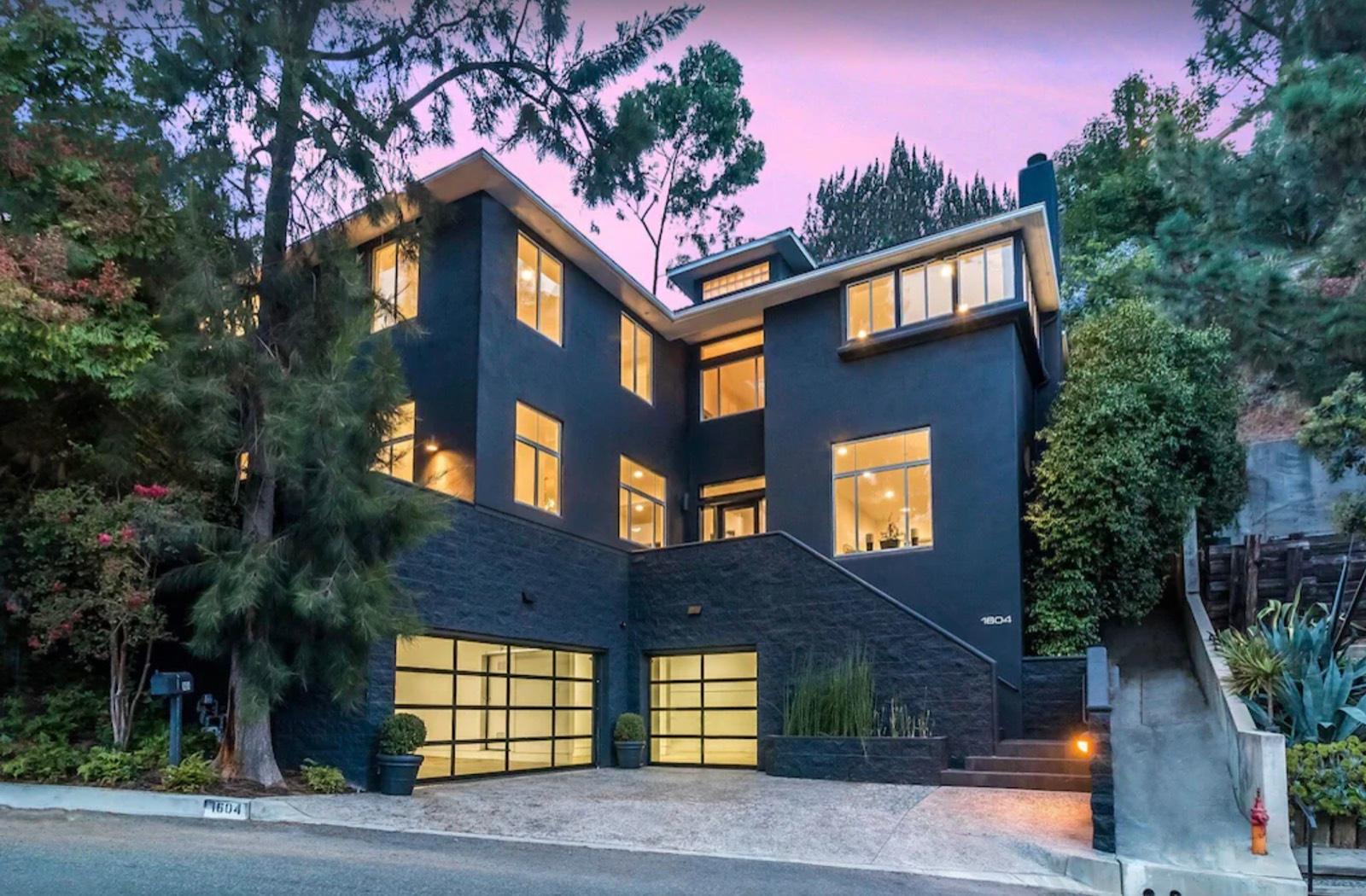 Jojo's Hollywood Pad — photo 1