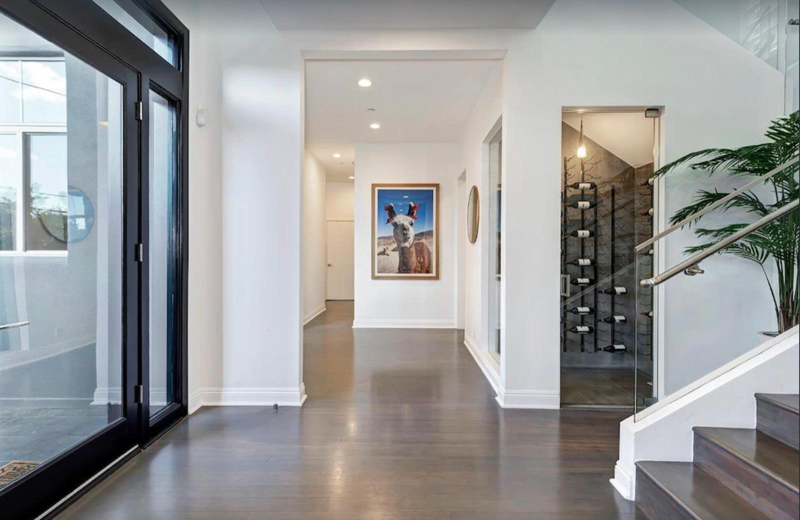 Jojo's Hollywood Pad — photo 2