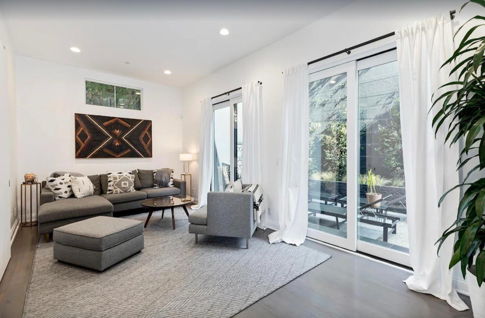 Jojo's Hollywood Pad — photo 6