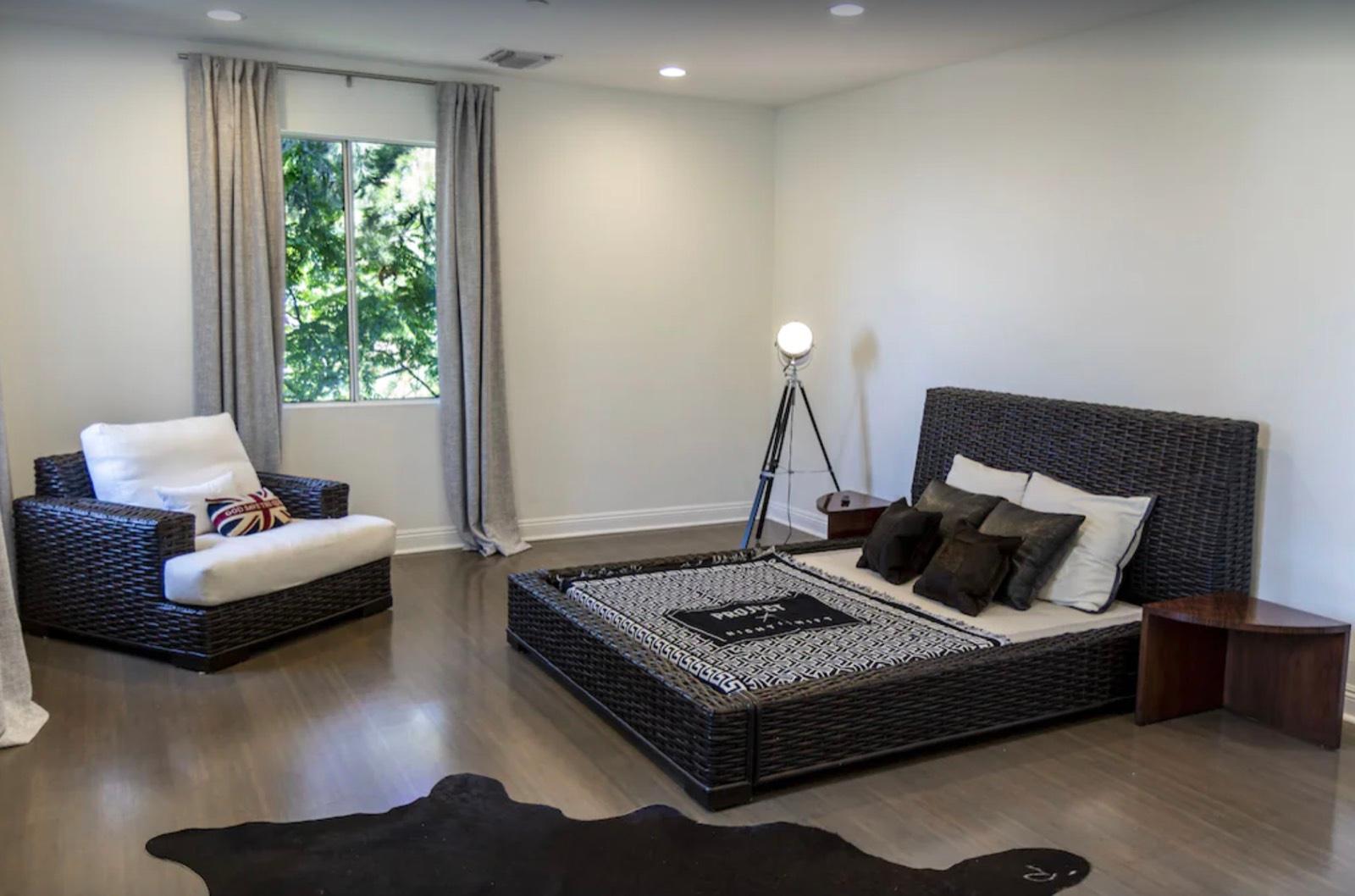 Jojo's Hollywood Pad — photo 7