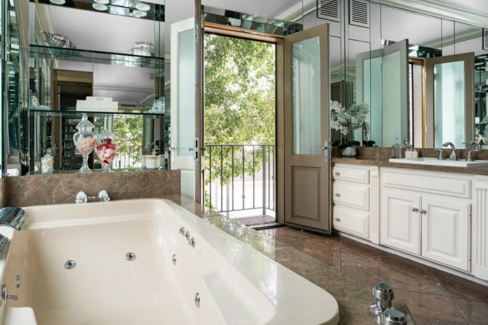 K's Beverly Hills Court Estate — photo 3