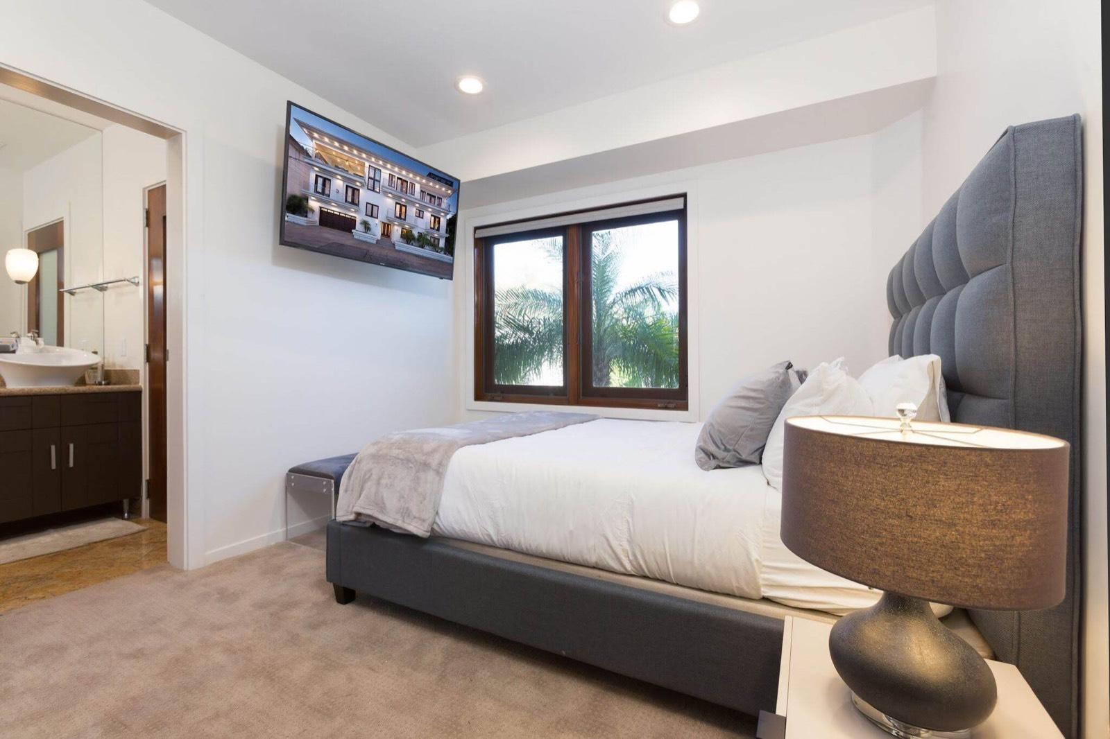 K's Hollywood Hills — photo 10