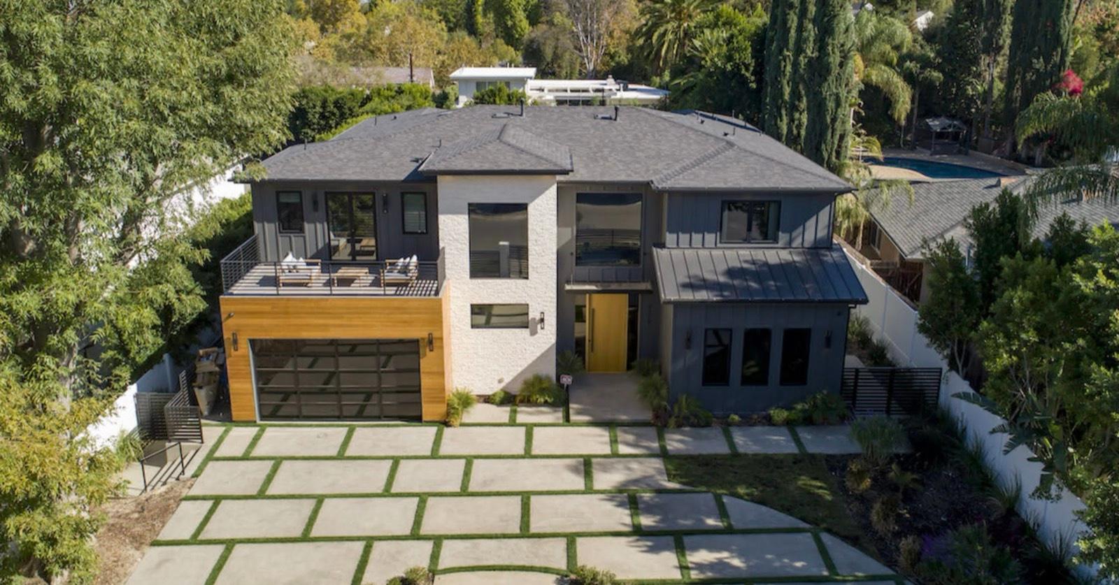KT's Modern Grey Farmhouse — photo 2