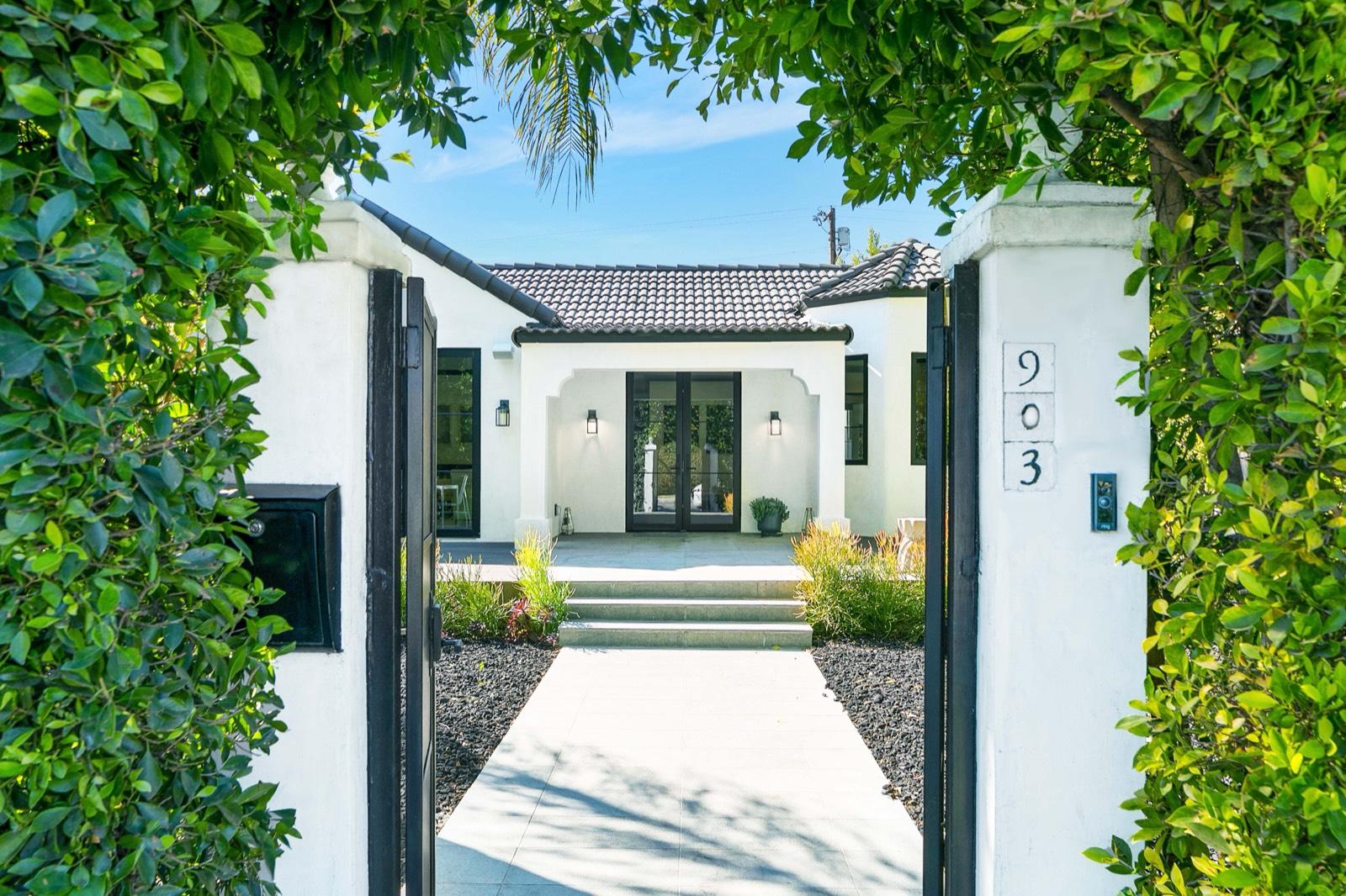 LA Modern Clean Home — photo 3
