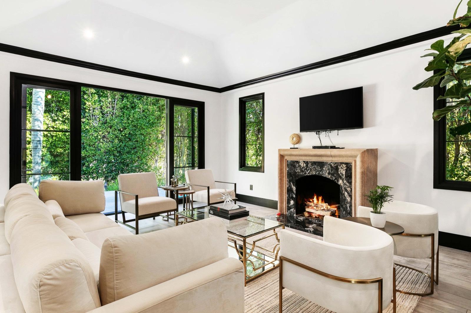 LA Modern Clean Home — photo 12