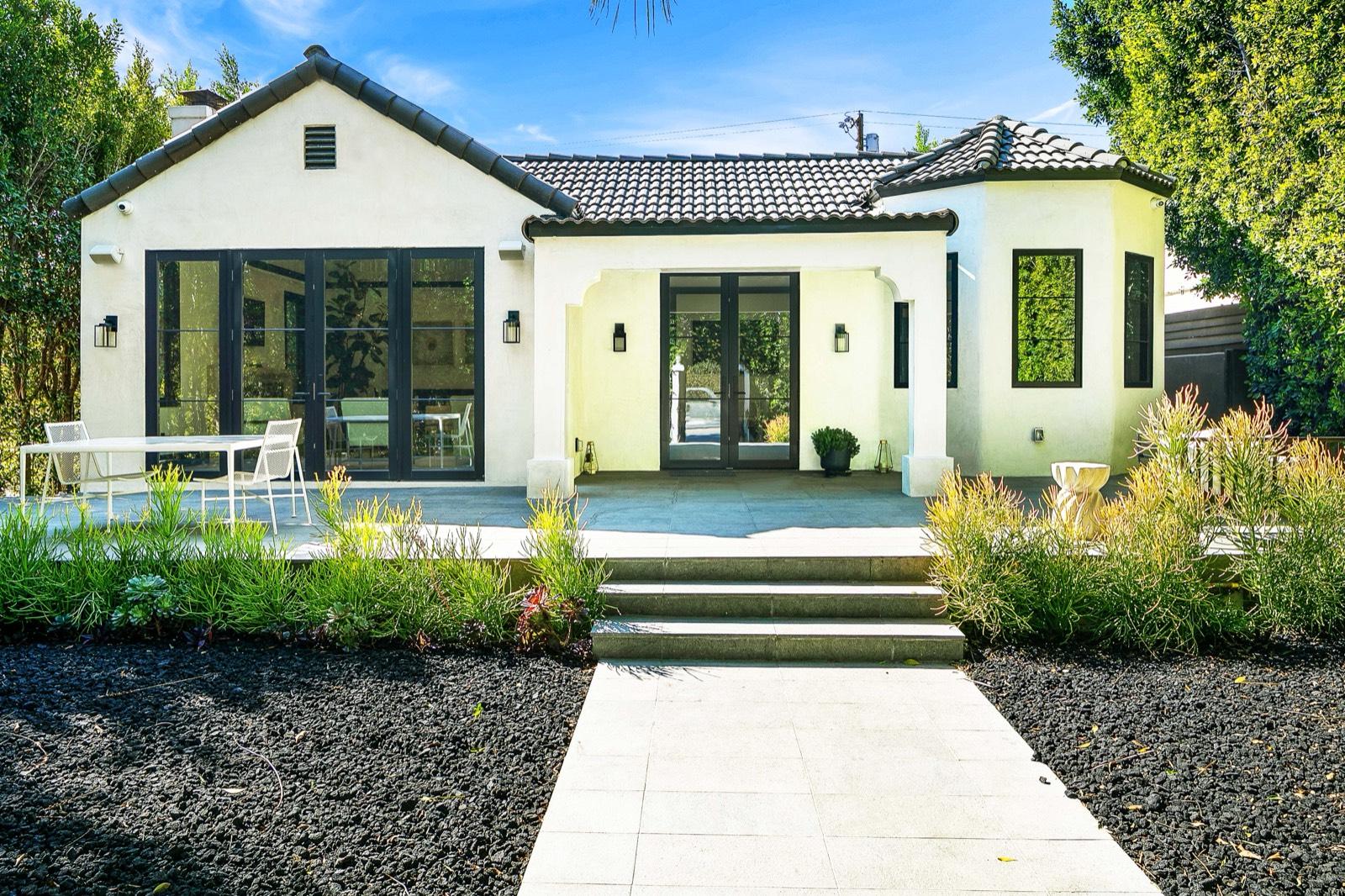 LA Modern Clean Home — photo 4