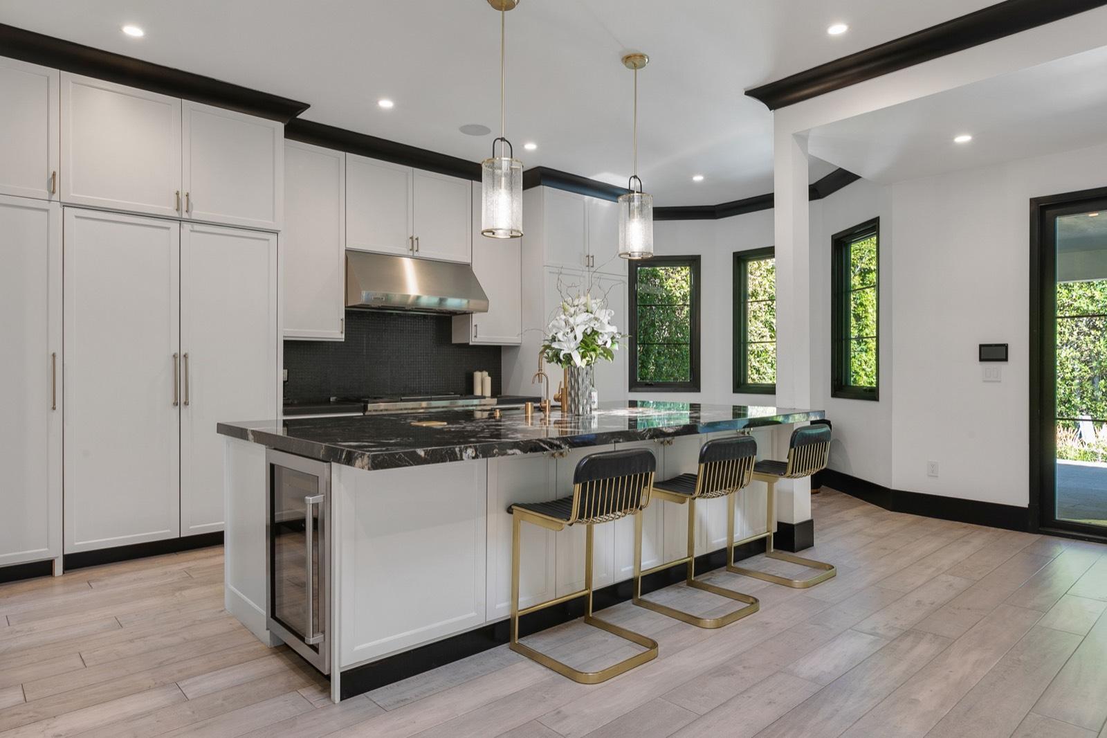 LA Modern Clean Home — photo 9