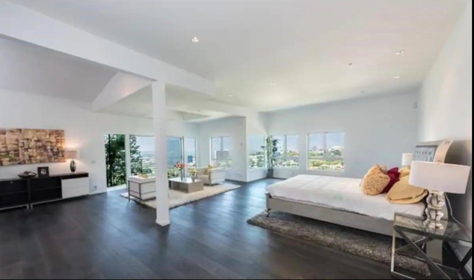 LA Modern Hill Mansion — photo 11