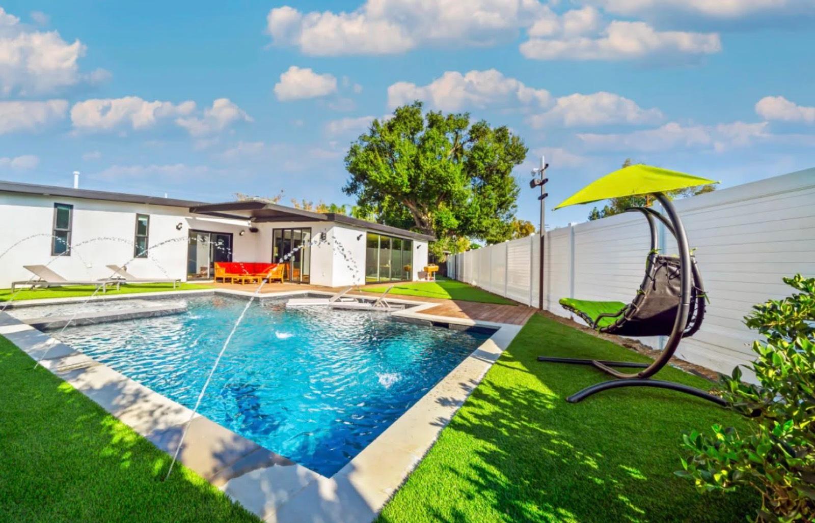 LK's Midcentury Versace Home — photo 11