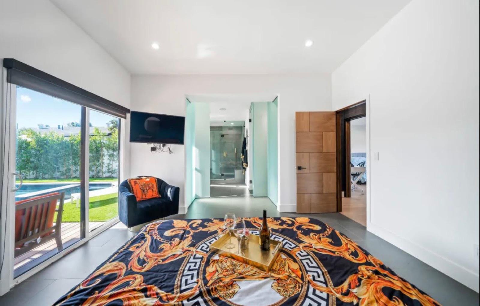 LK's Midcentury Versace Home — photo 6