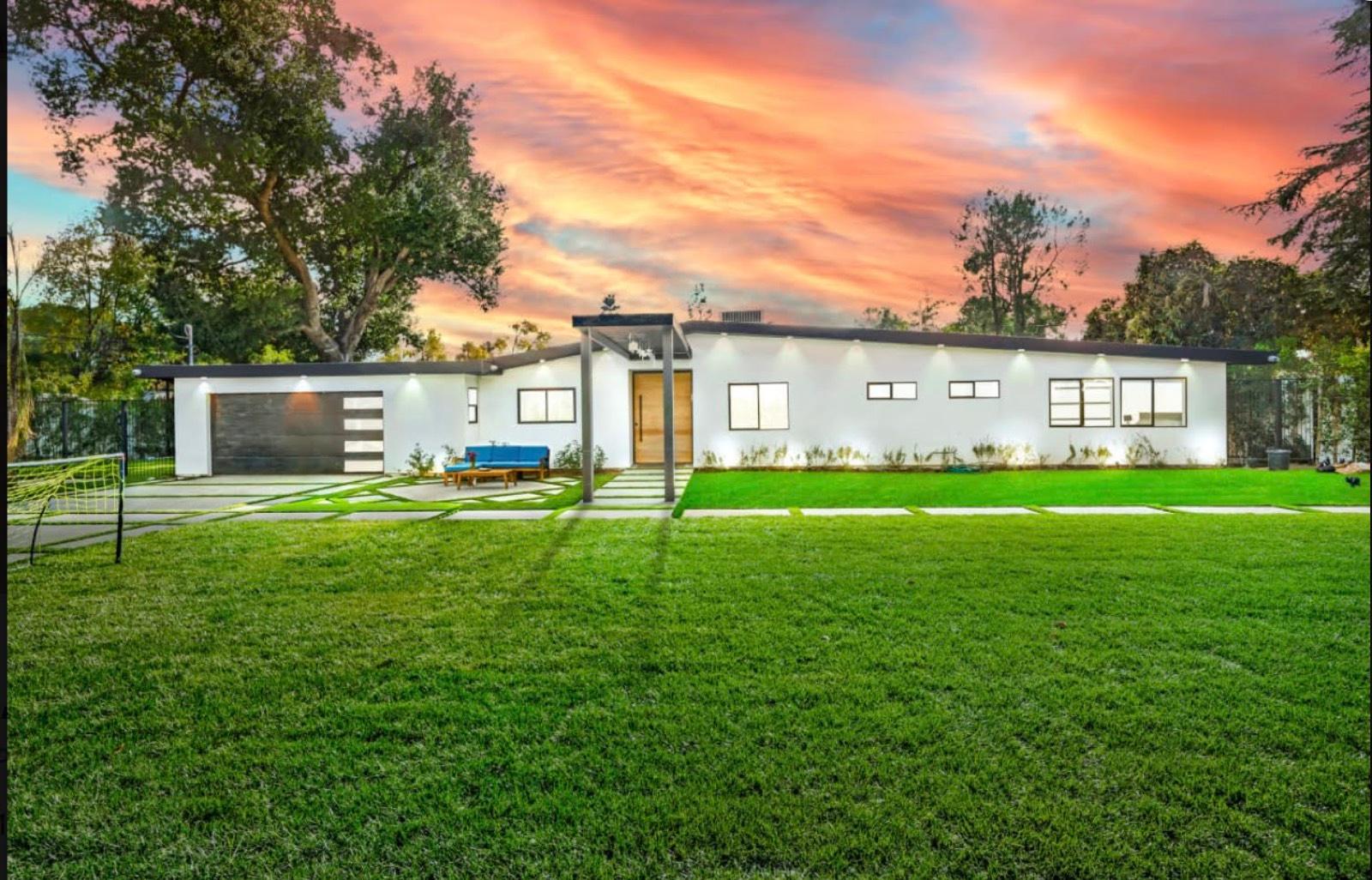 LK's Midcentury Versace Home — photo 1