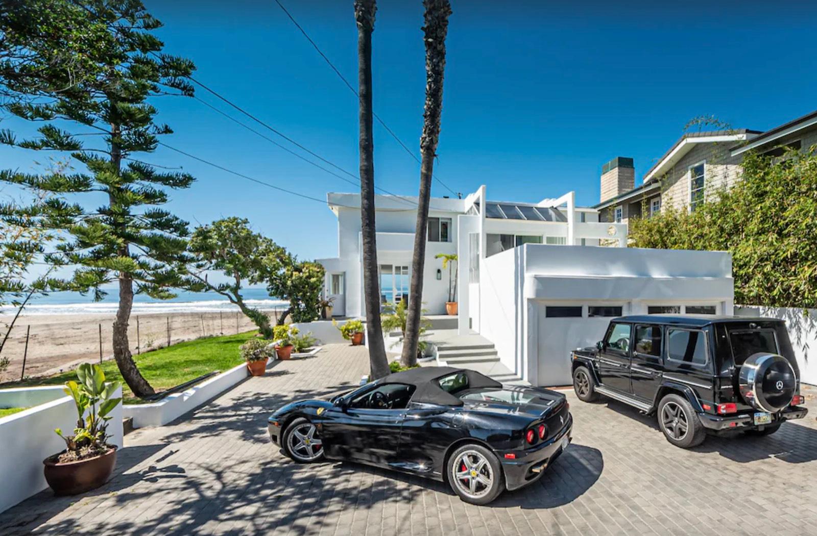 LK's Modern Beachfront Home — photo 1