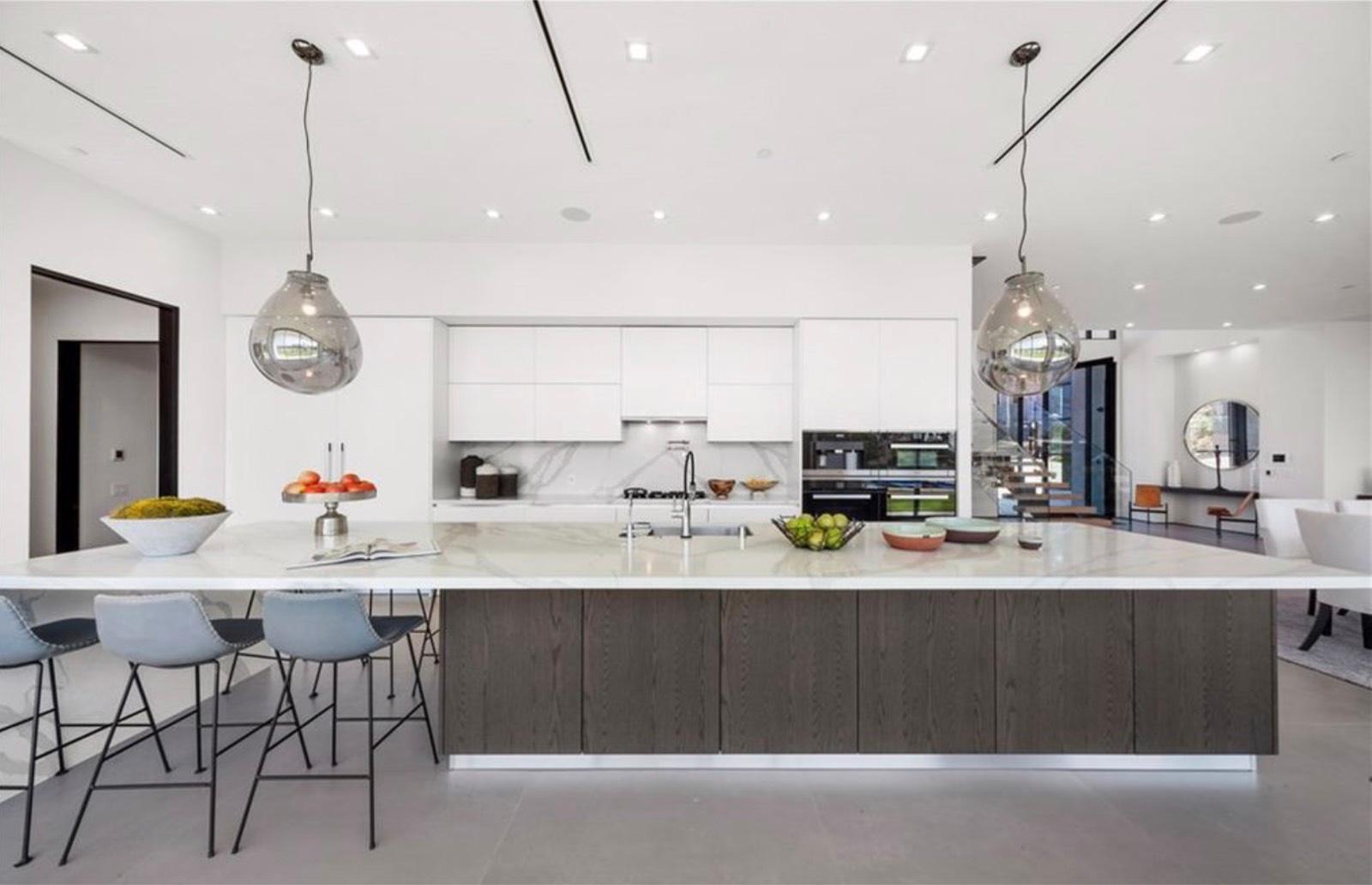 MA's Modern Valley Mansion — photo 9