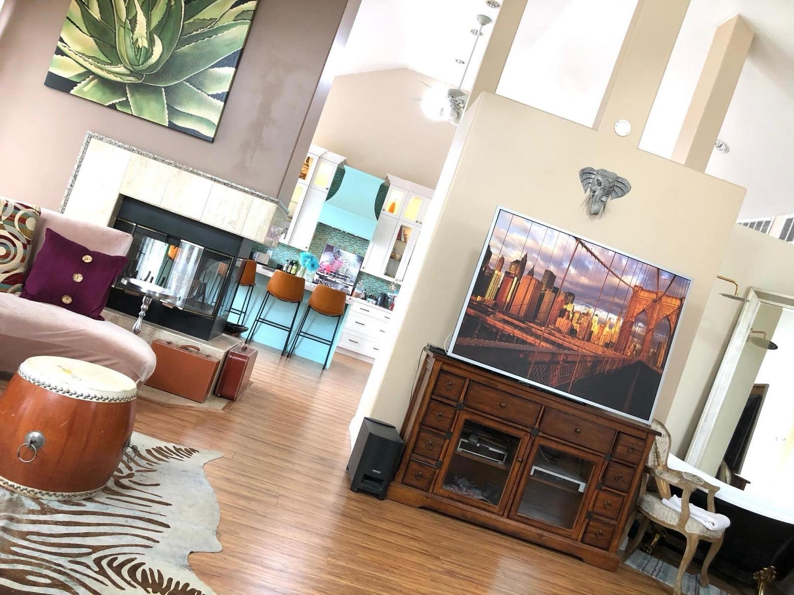 Mario's Woodland Hills House — photo 2