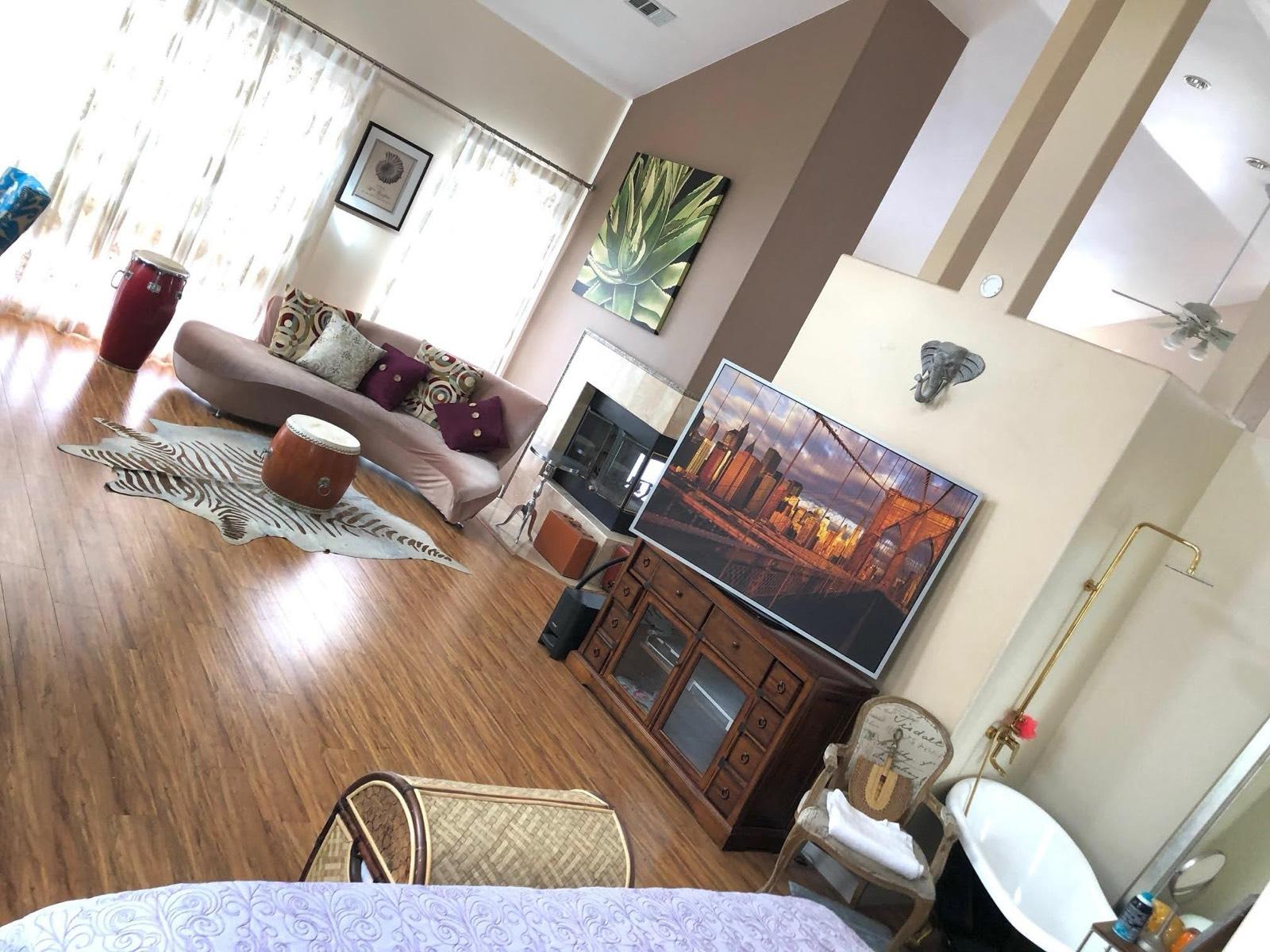Mario's Woodland Hills House — photo 3
