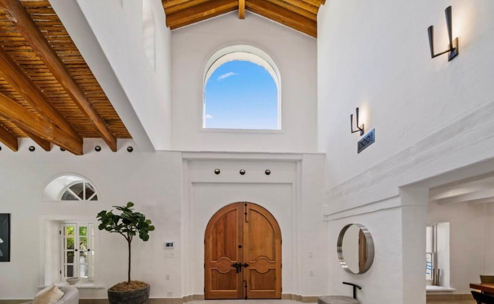 MB S Encino Spanish Modern Basketball Mansion — photo 3